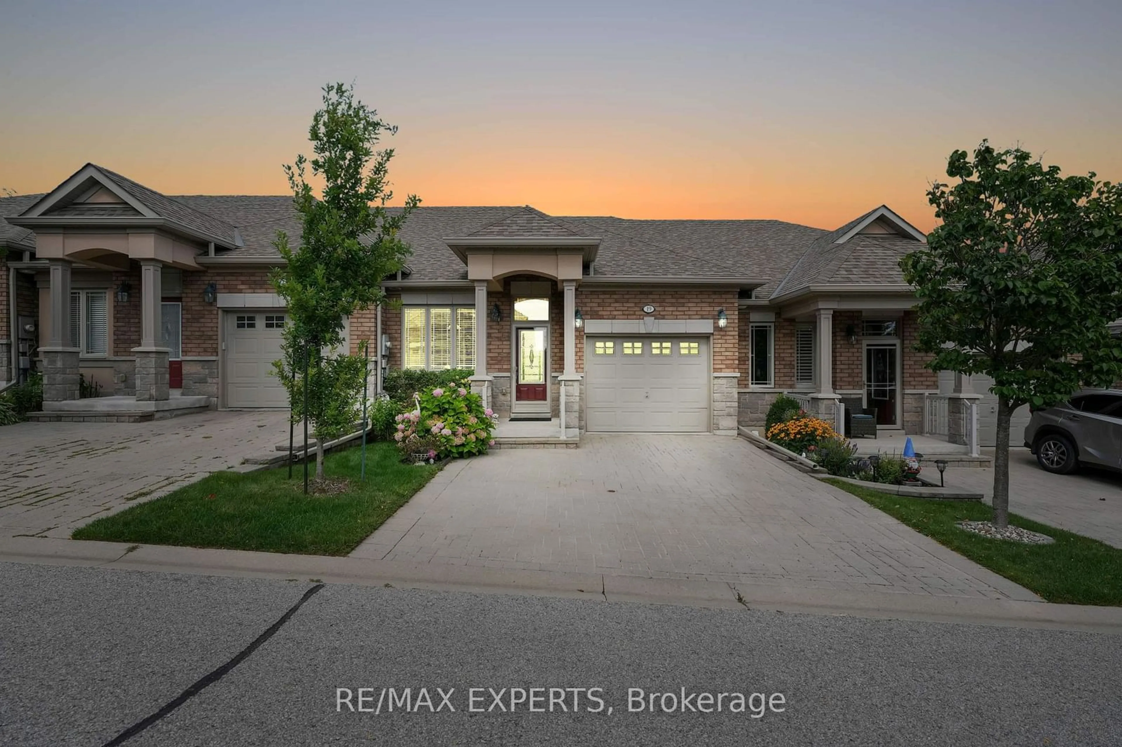 Frontside or backside of a home, the street view for 19 Upper Highland #20, New Tecumseth Ontario L9R 0K5