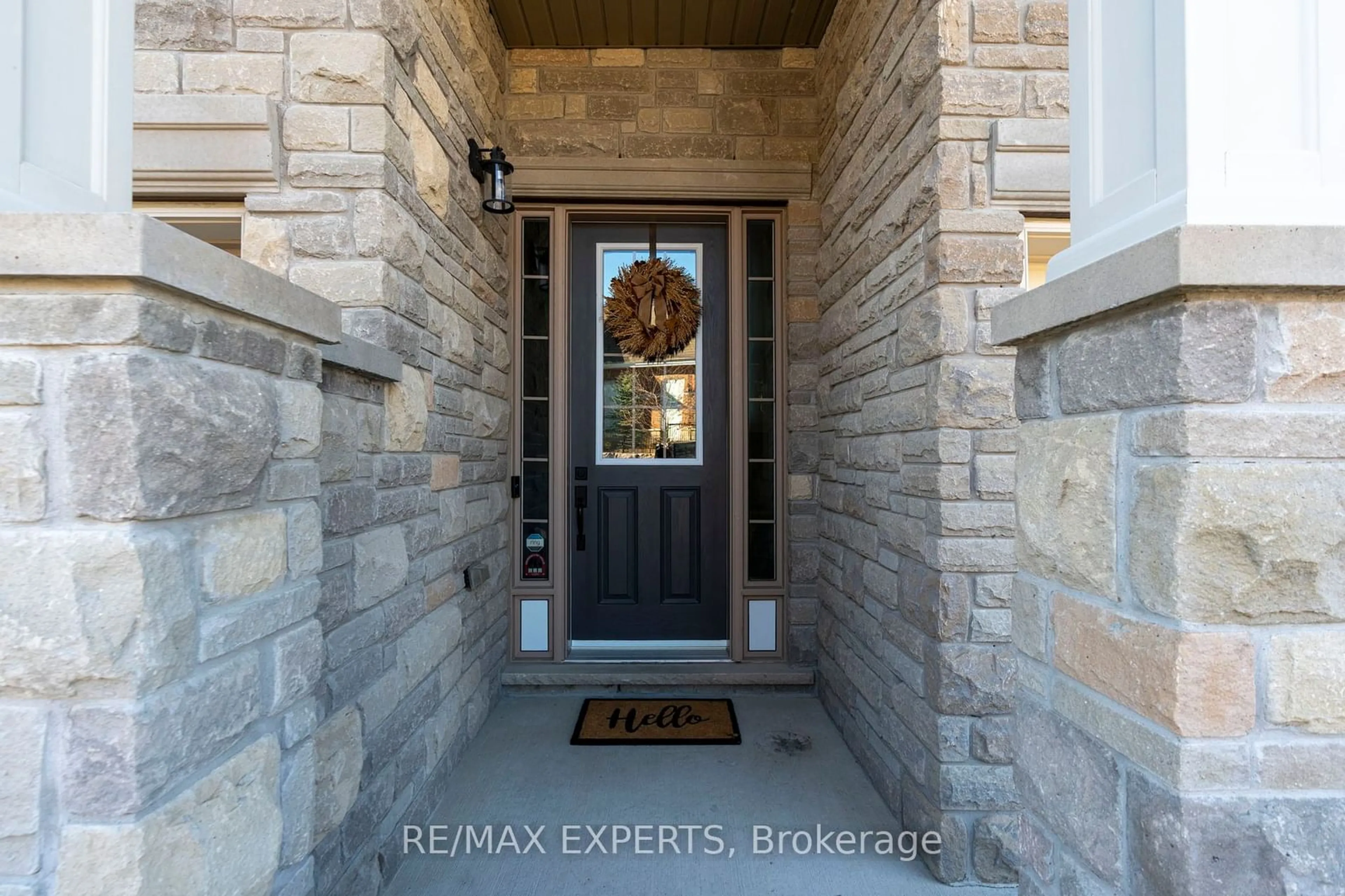 Indoor entryway, wood floors for 42 Wells Orchard Cres, King Ontario L7B 0C6