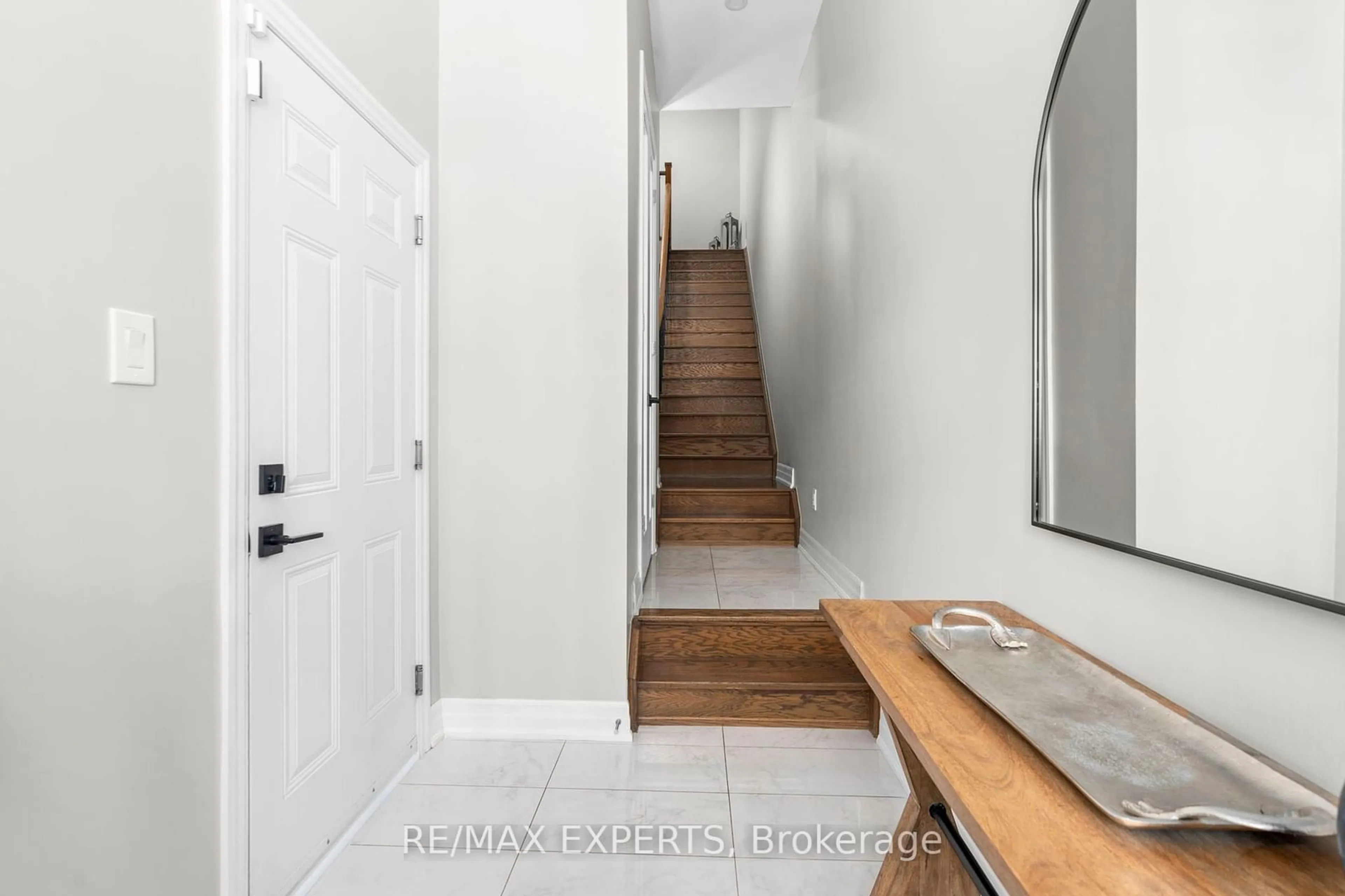 Indoor entryway, wood floors for 42 Wells Orchard Cres, King Ontario L7B 0C6