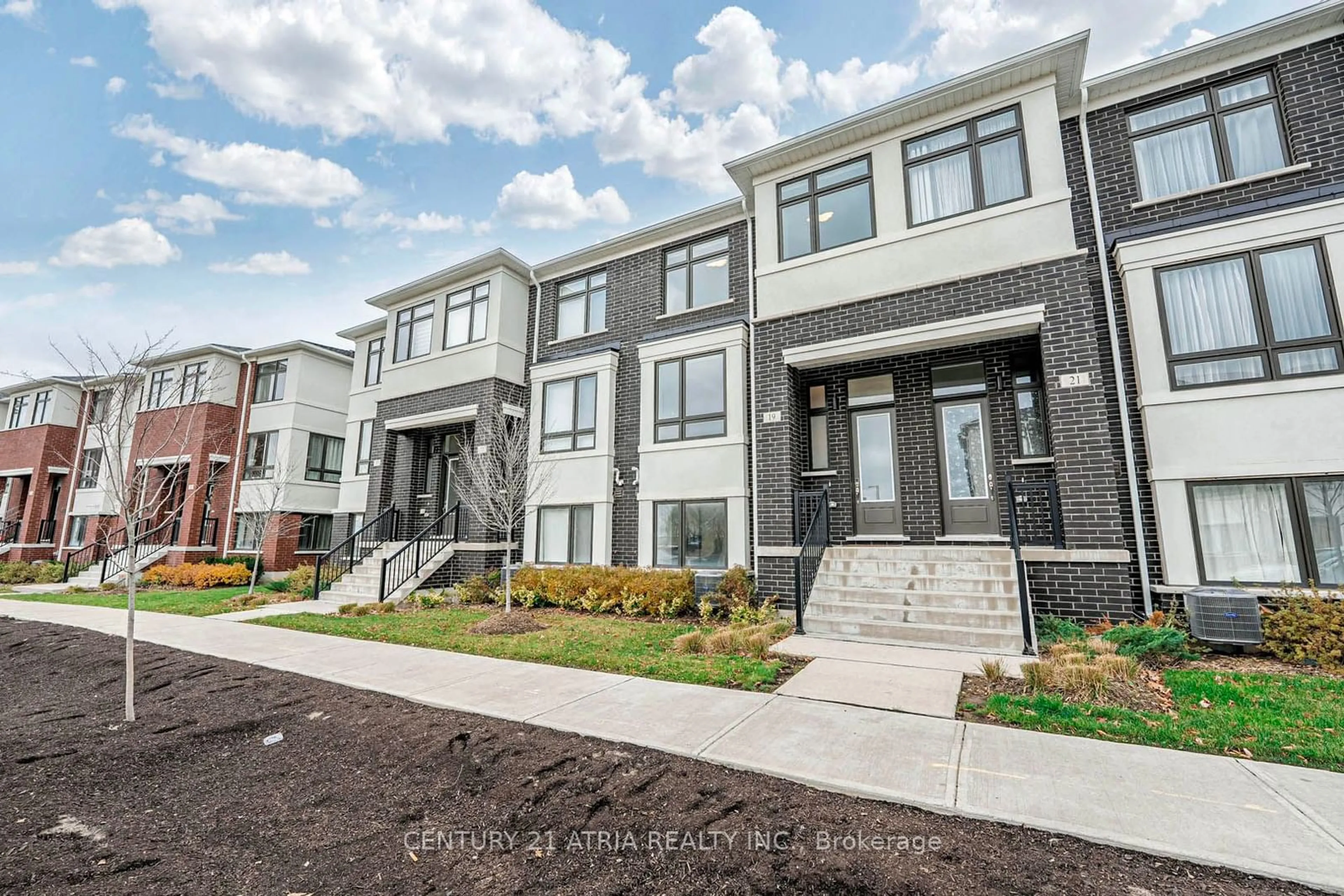 A pic from exterior of the house or condo, the front or back of building for 19 William Russell Lane, Richmond Hill Ontario L4C 5S6