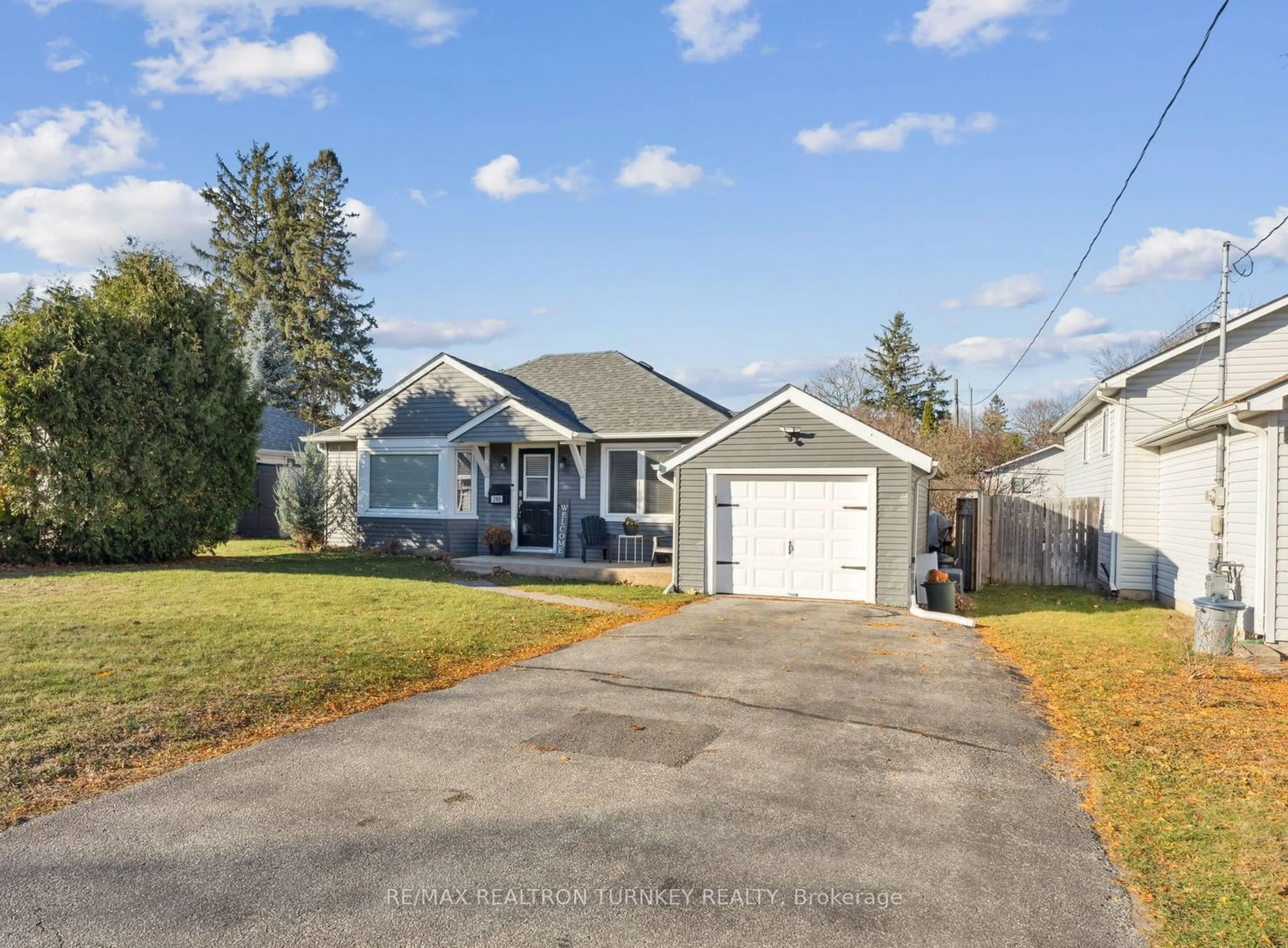 Frontside or backside of a home, cottage for 290 Hollywood Dr, Georgina Ontario L4P 2Z8