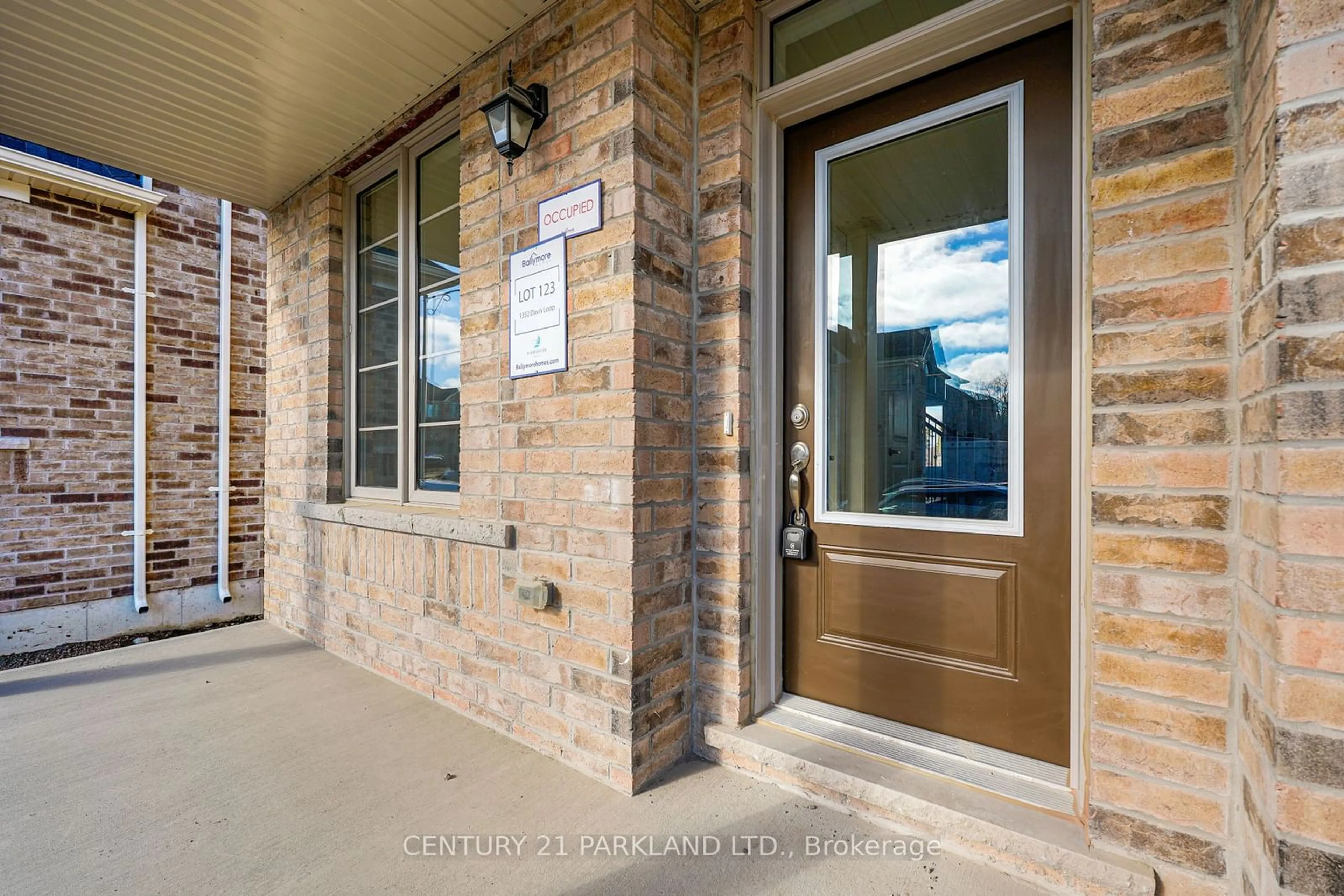 Indoor entryway, wood floors for 1352 Davis Loop, Innisfil Ontario L0L 1W0