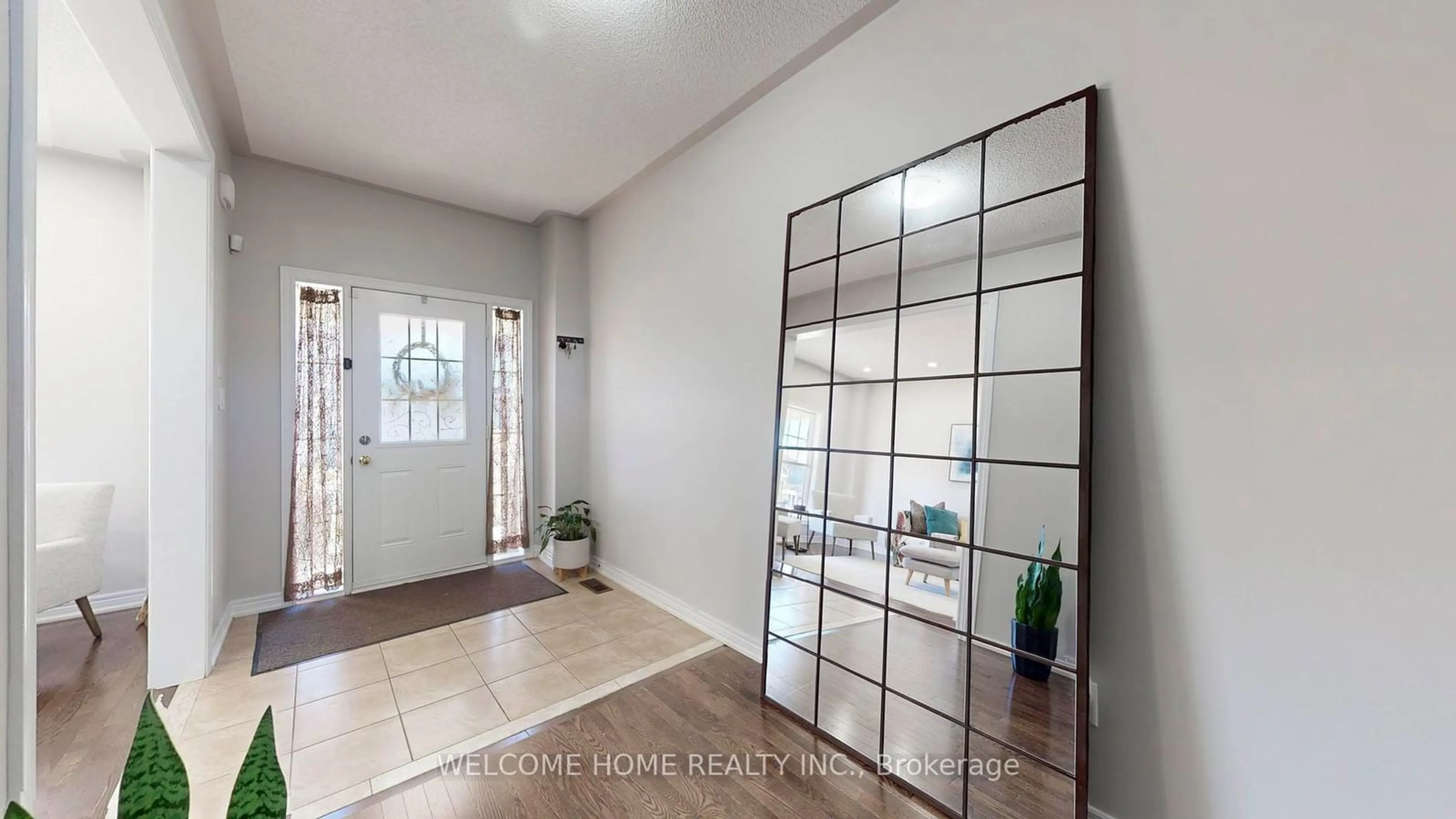 Indoor entryway, wood floors for 1346 Bardeau St, Innisfil Ontario L0L 1W0