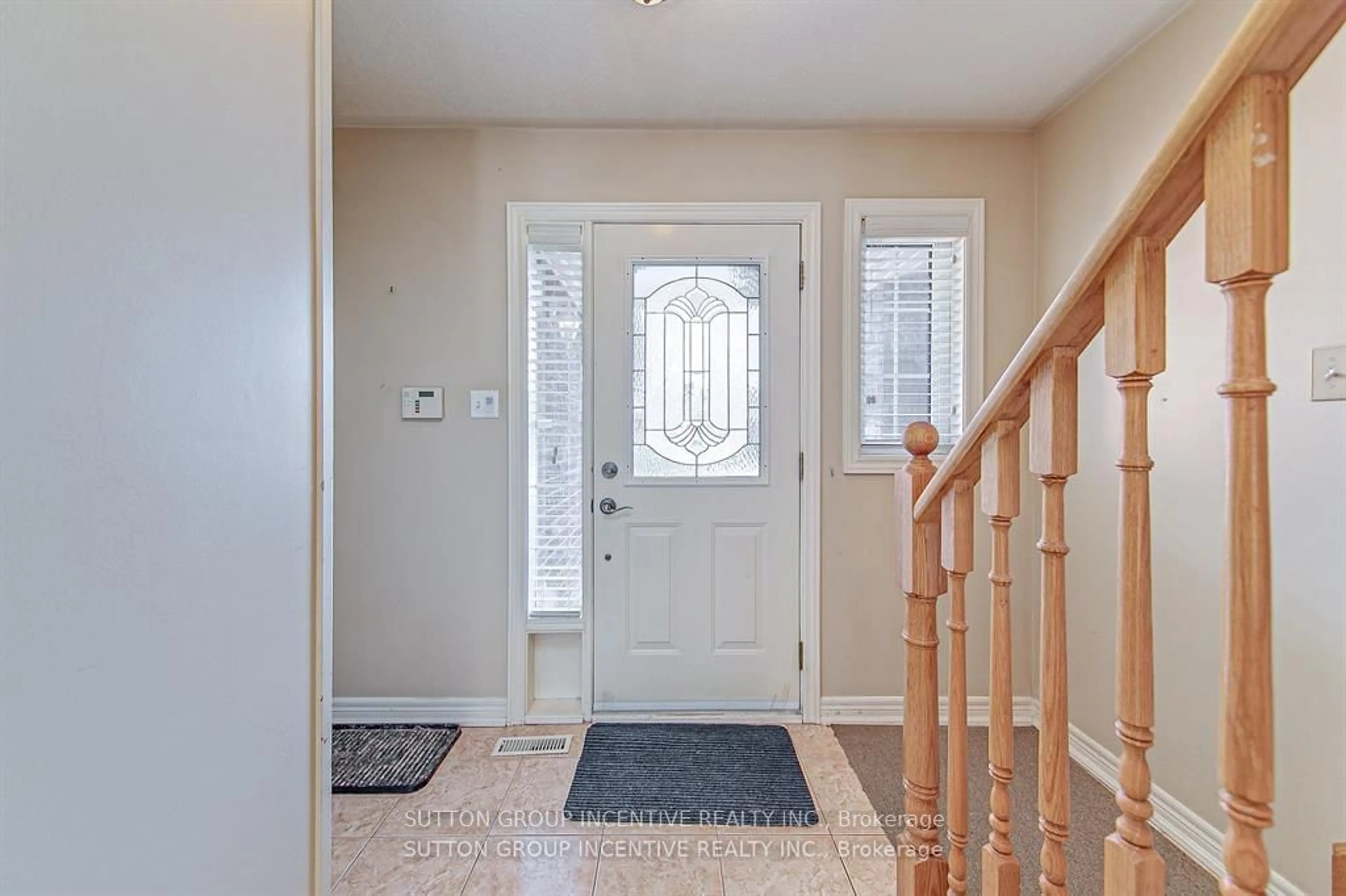 Indoor entryway, wood floors for 2318 Warrington Way, Innisfil Ontario L9S 4V1