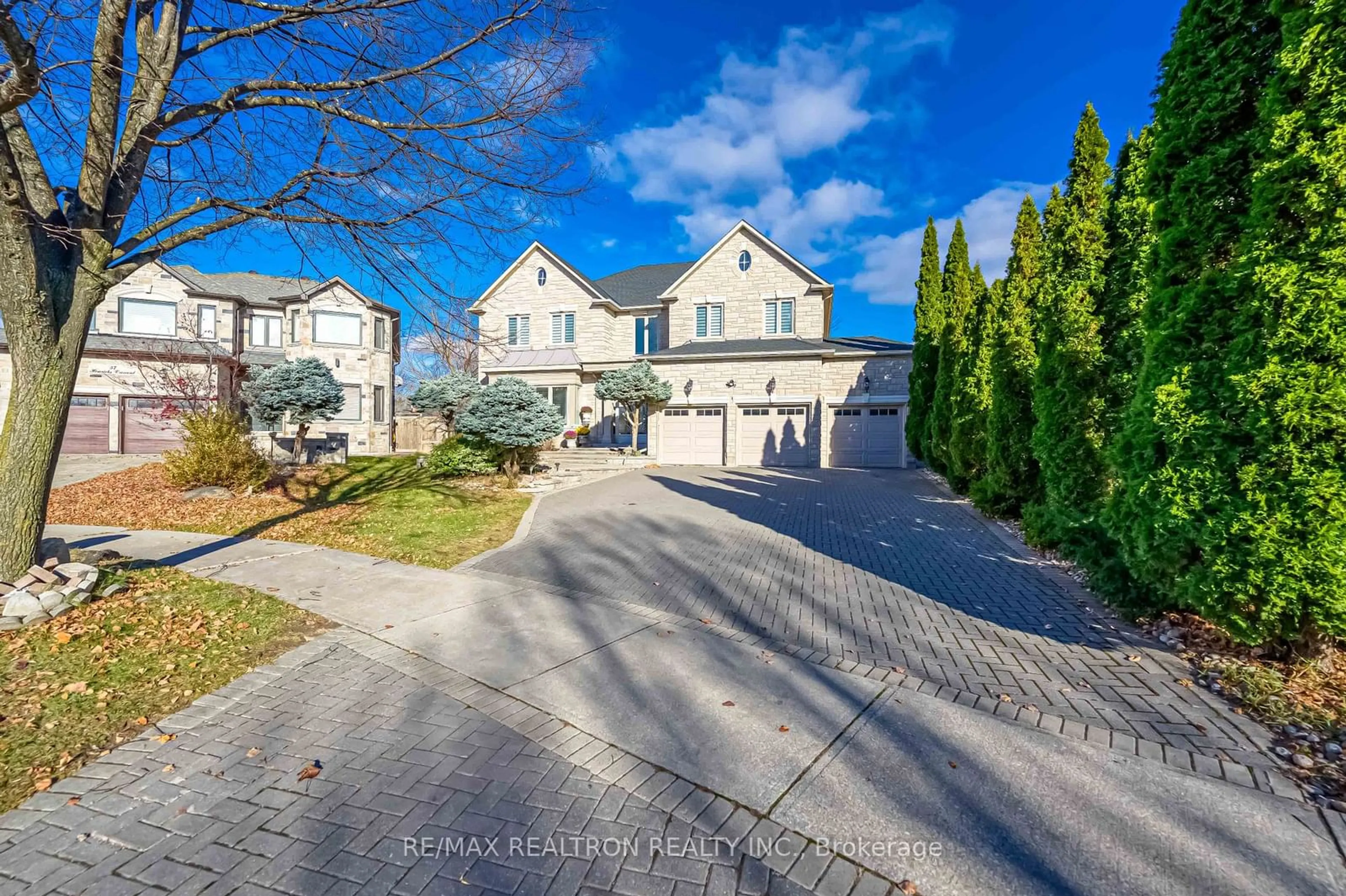 Frontside or backside of a home, the street view for 59 Henricks Cres, Richmond Hill Ontario L4B 3W3