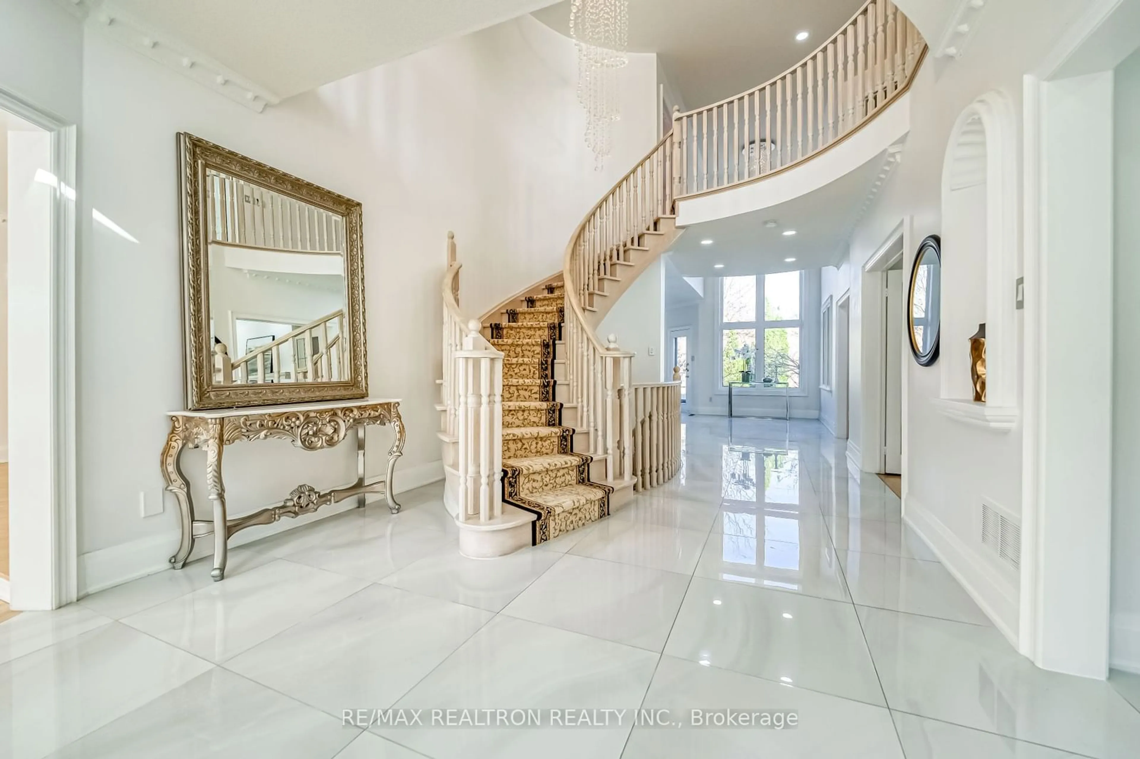 Indoor foyer, ceramic floors for 59 Henricks Cres, Richmond Hill Ontario L4B 3W3