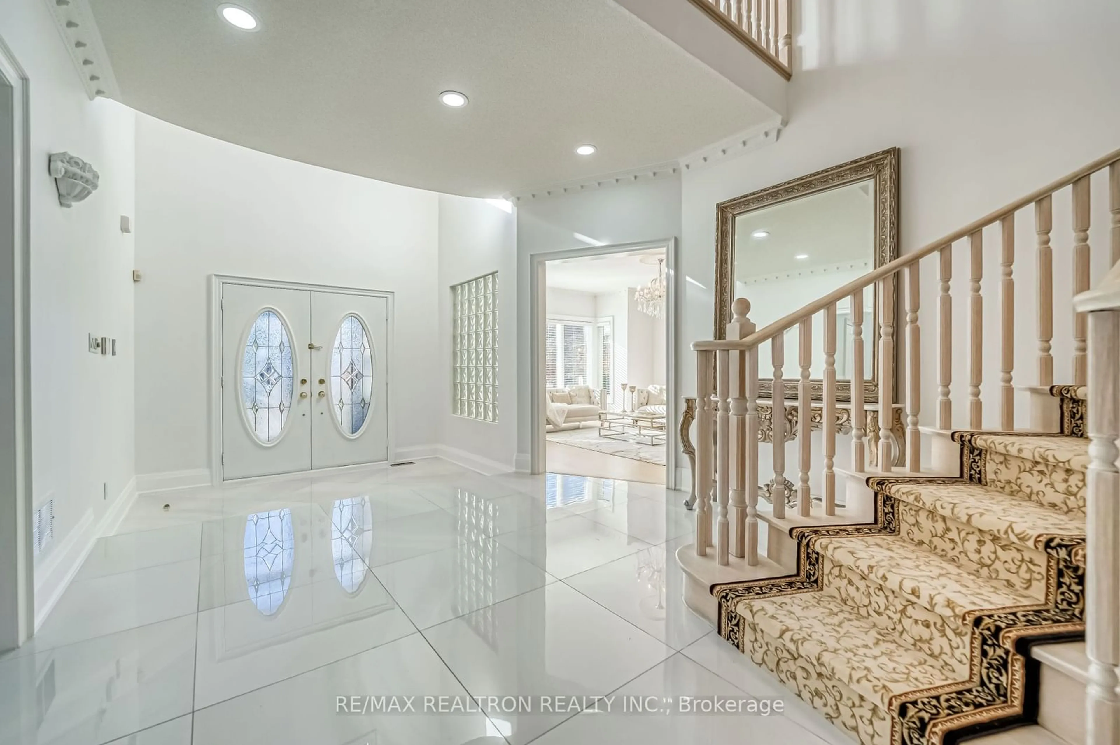 Indoor foyer, ceramic floors for 59 Henricks Cres, Richmond Hill Ontario L4B 3W3