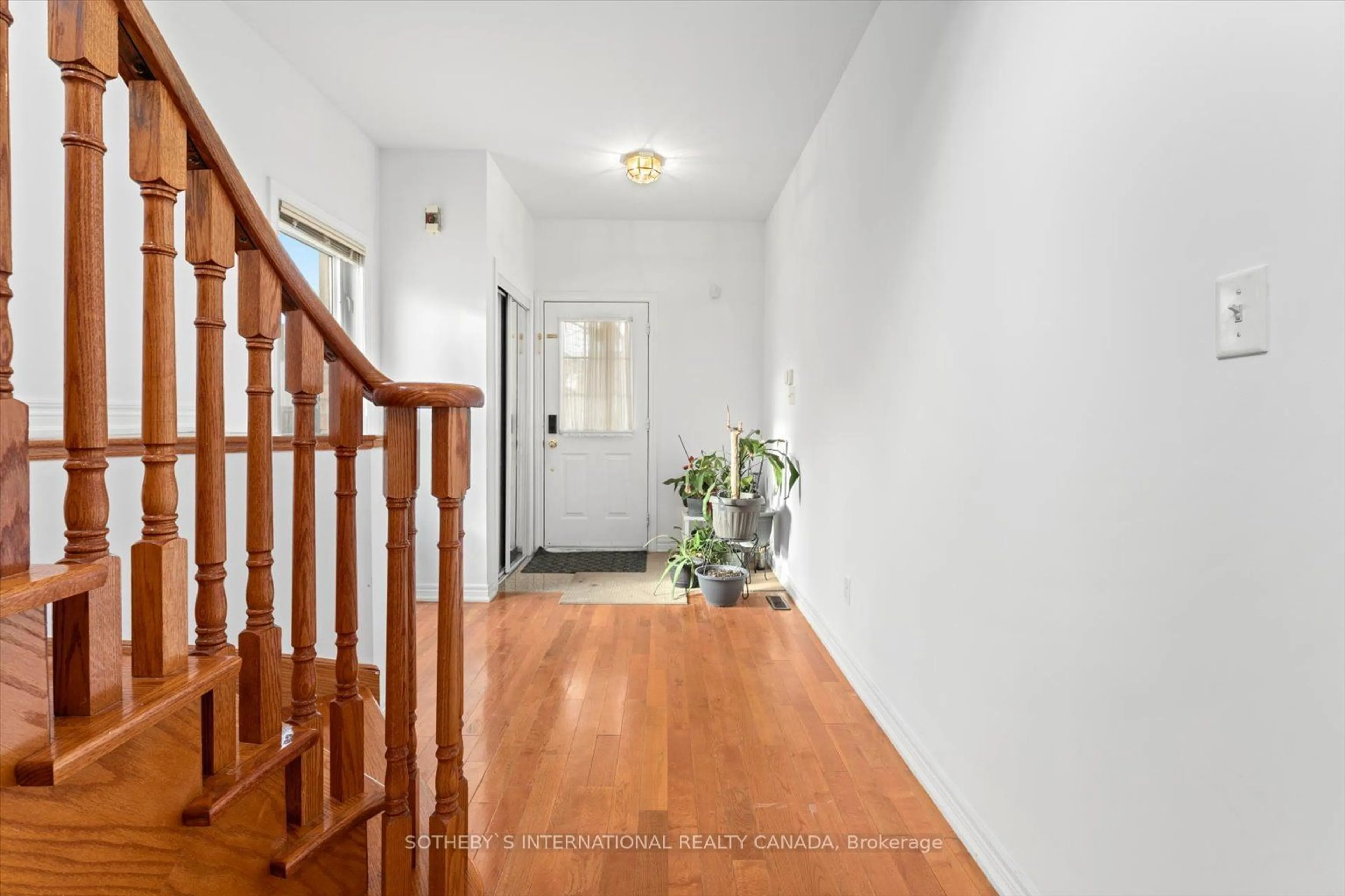 Indoor entryway, wood floors for 56 North Lake Rd #13, Richmond Hill Ontario L4E 0G5