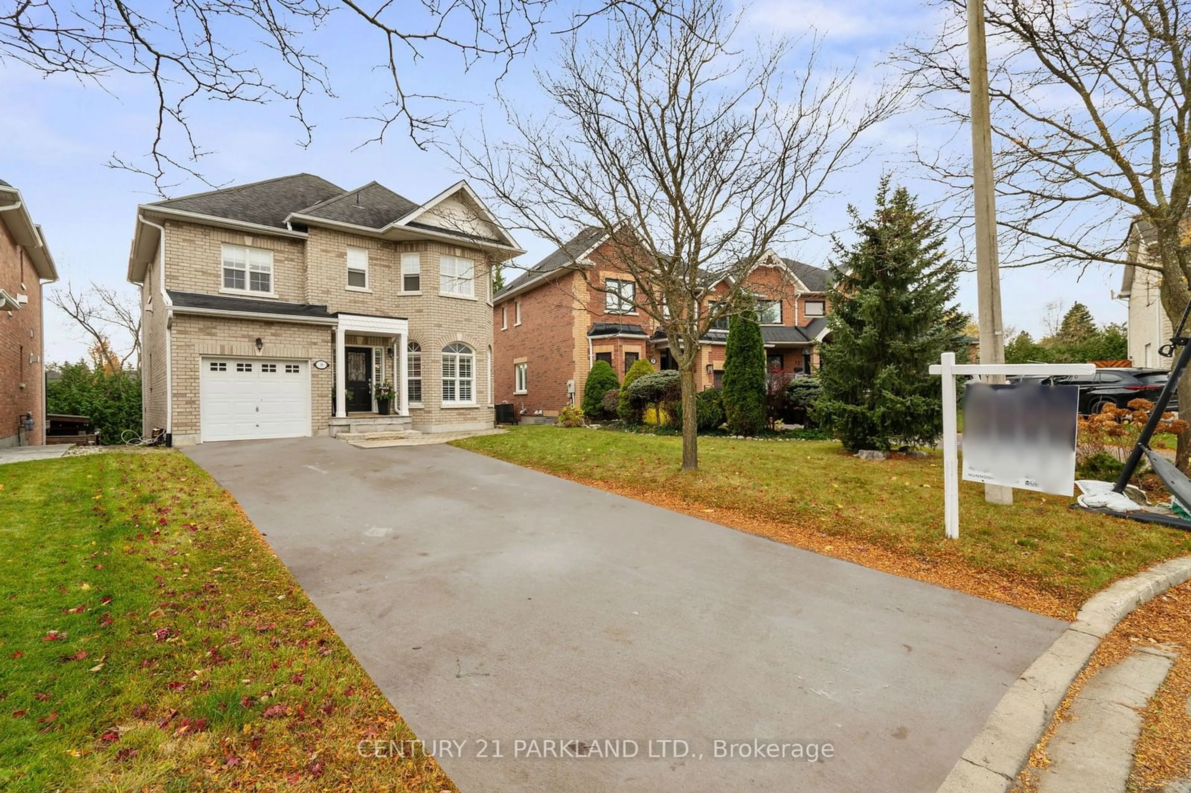 A pic from exterior of the house or condo, the street view for 9 Mill Walk Crt, Richmond Hill Ontario L4C 0P6