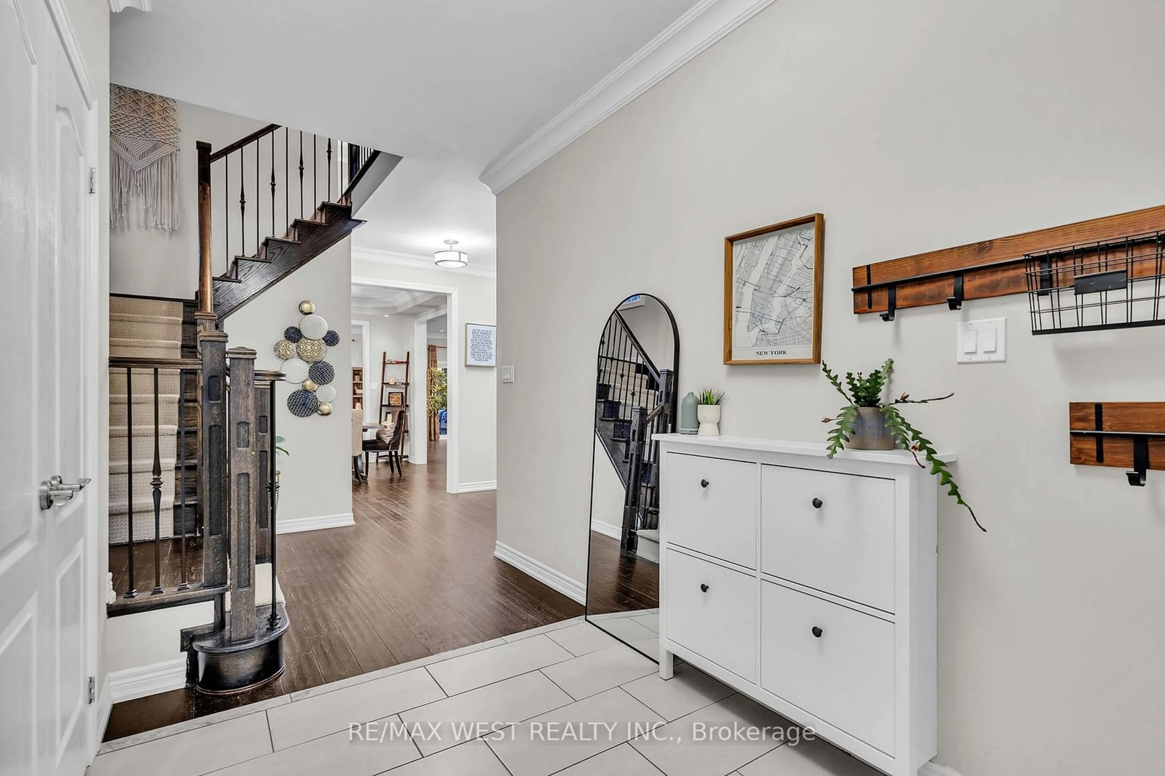 Indoor entryway, wood floors for 21 Scotia Rd, Georgina Ontario L0E 1R0