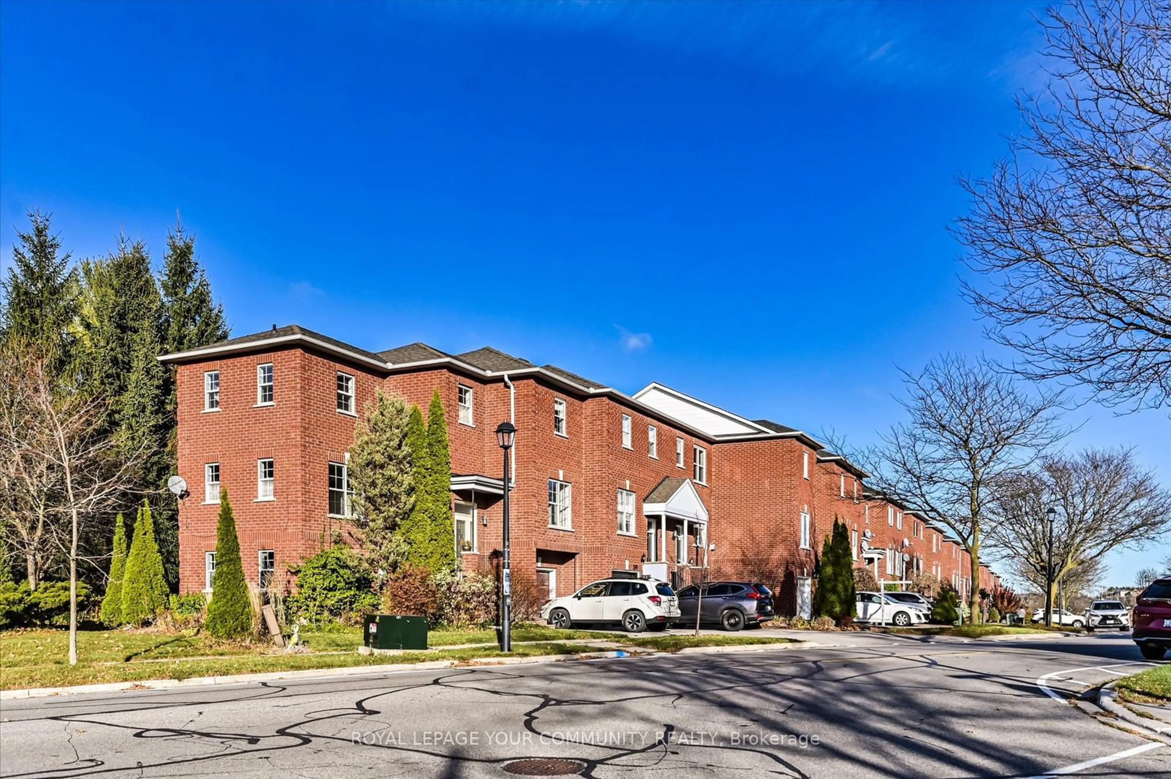 A pic from exterior of the house or condo, the front or back of building for 541 Bondi Ave, Newmarket Ontario L3Y 8R5