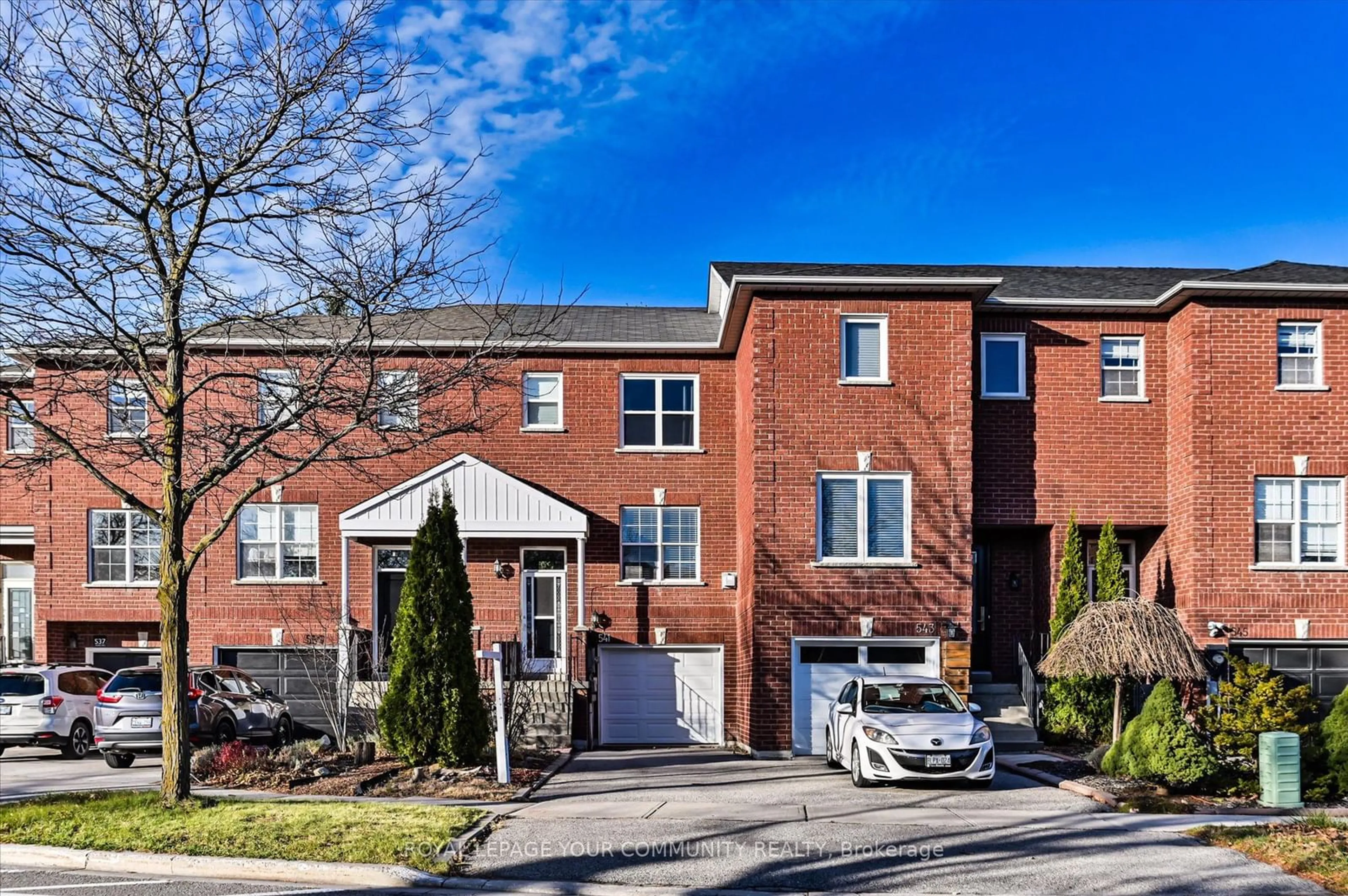 A pic from exterior of the house or condo, the street view for 541 Bondi Ave, Newmarket Ontario L3Y 8R5