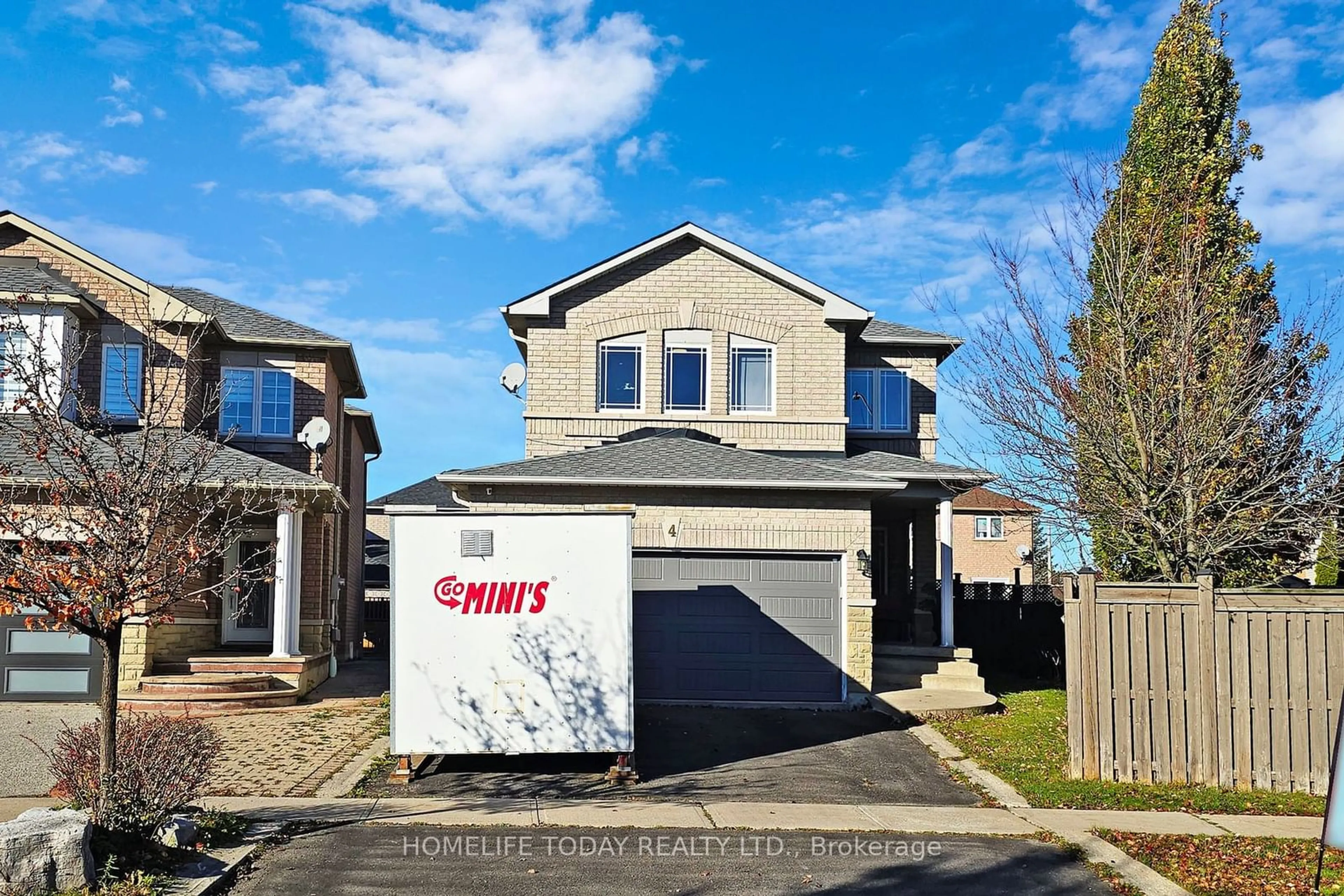 Frontside or backside of a home, the street view for 4 Kalmar Cres, Richmond Hill Ontario L4E 3Z3