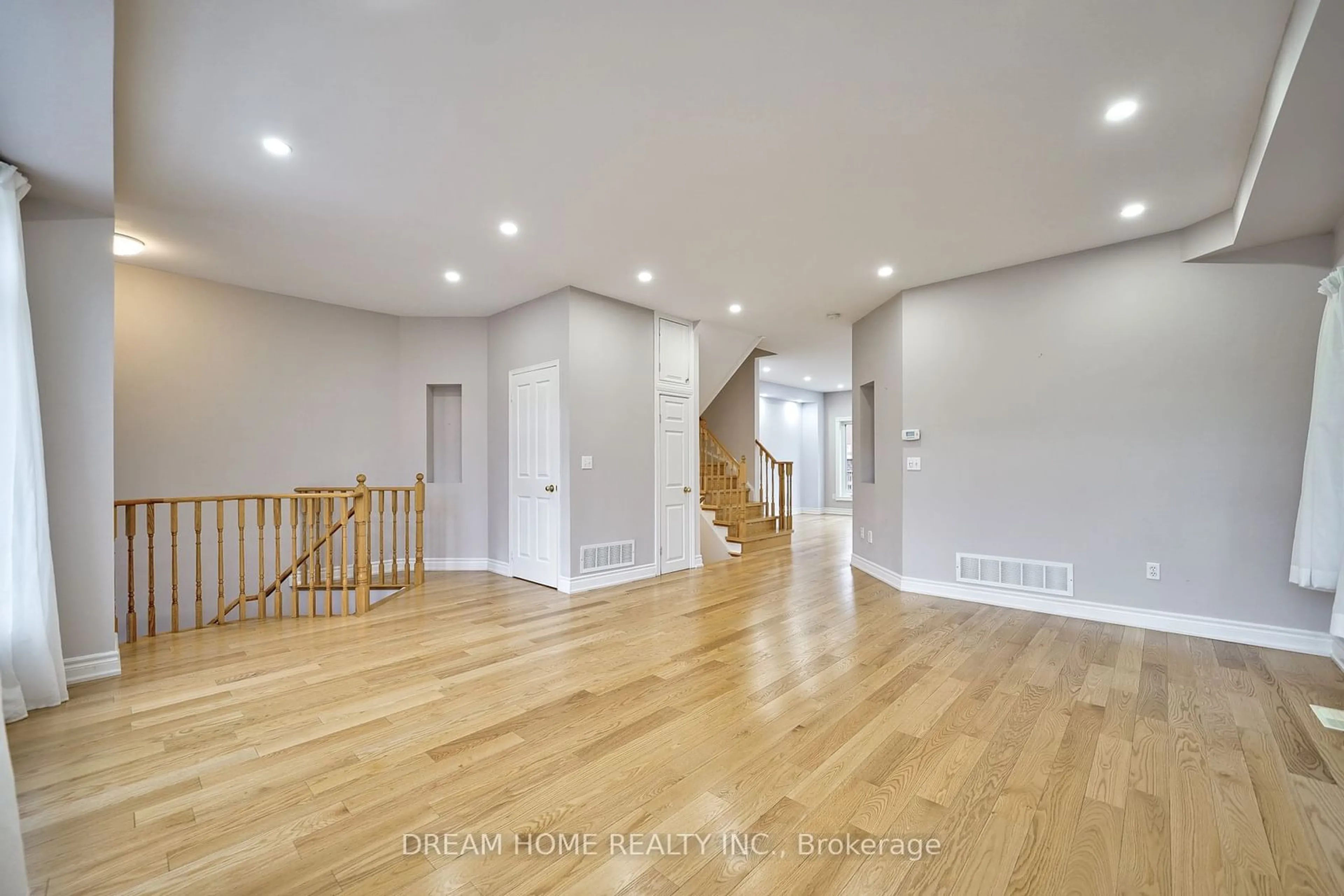 Indoor foyer, wood floors for 290 Harbord St, Markham Ontario L6C 2E4