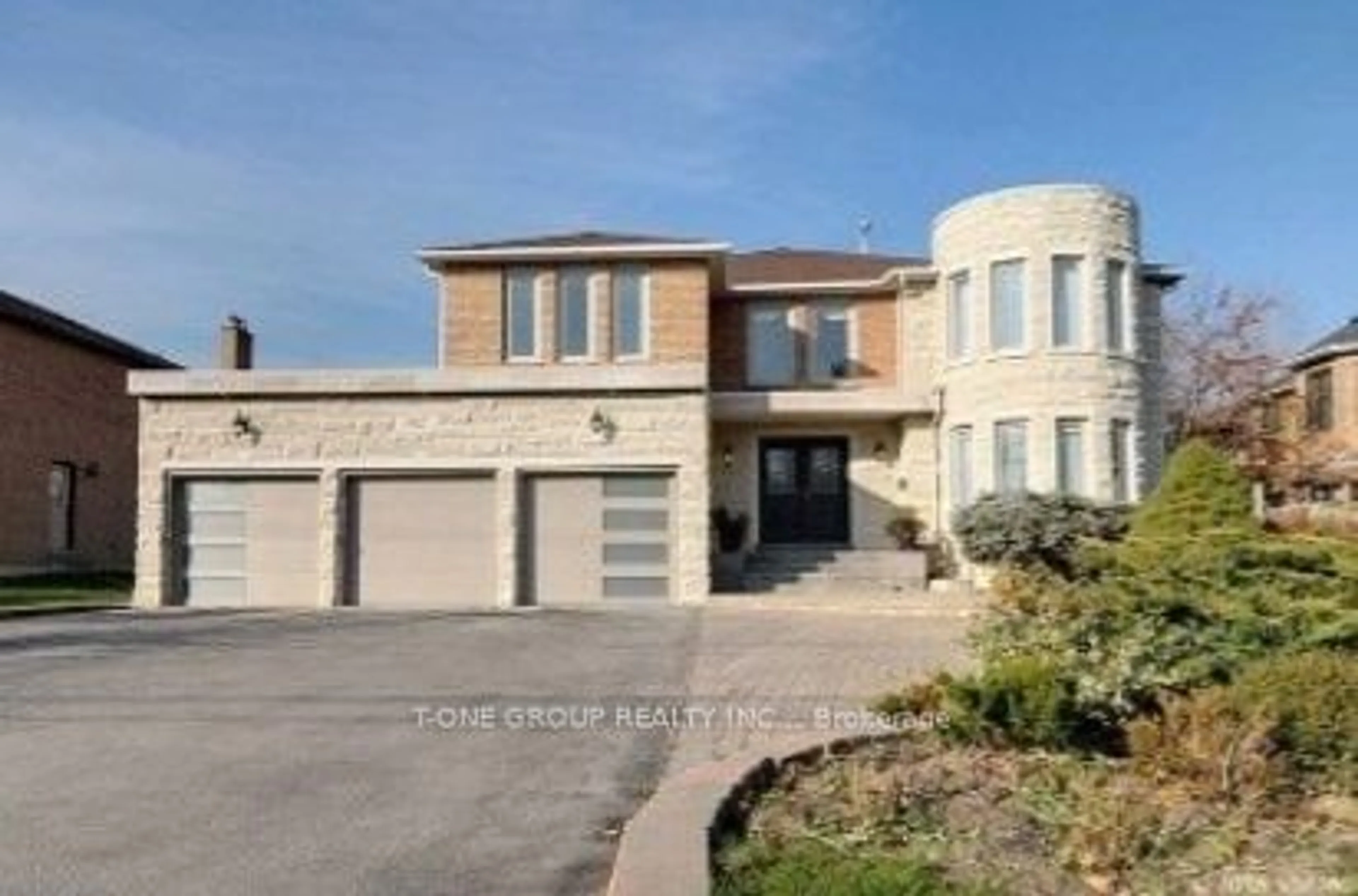 Frontside or backside of a home, the street view for 382 Elgin Mills Rd, Richmond Hill Ontario L4C 4M2