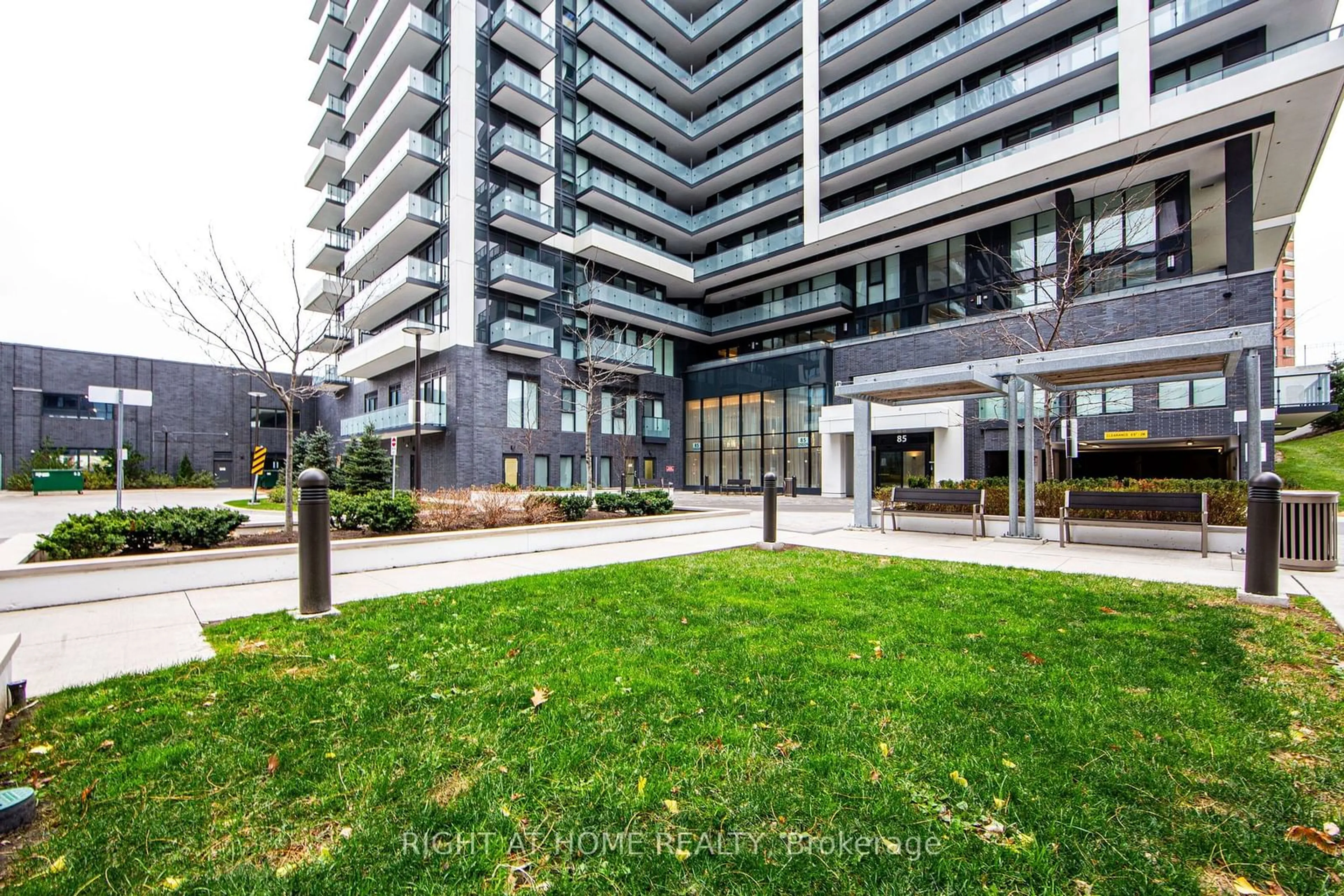 A pic from exterior of the house or condo, the front or back of building for 85 Oneida Cres #504, Richmond Hill Ontario L4B 0H4