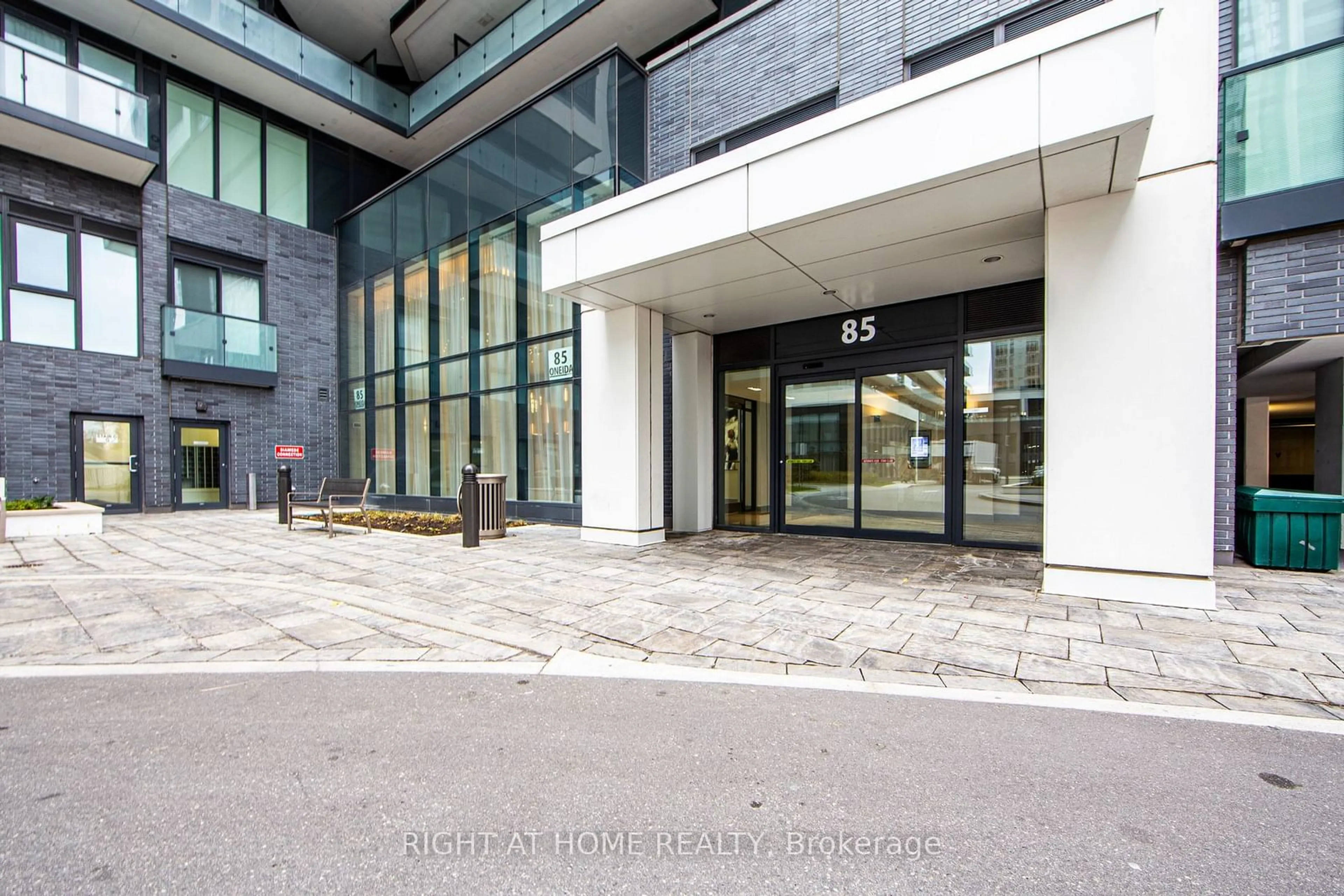 Indoor foyer, cement floor for 85 Oneida Cres #504, Richmond Hill Ontario L4B 0H4