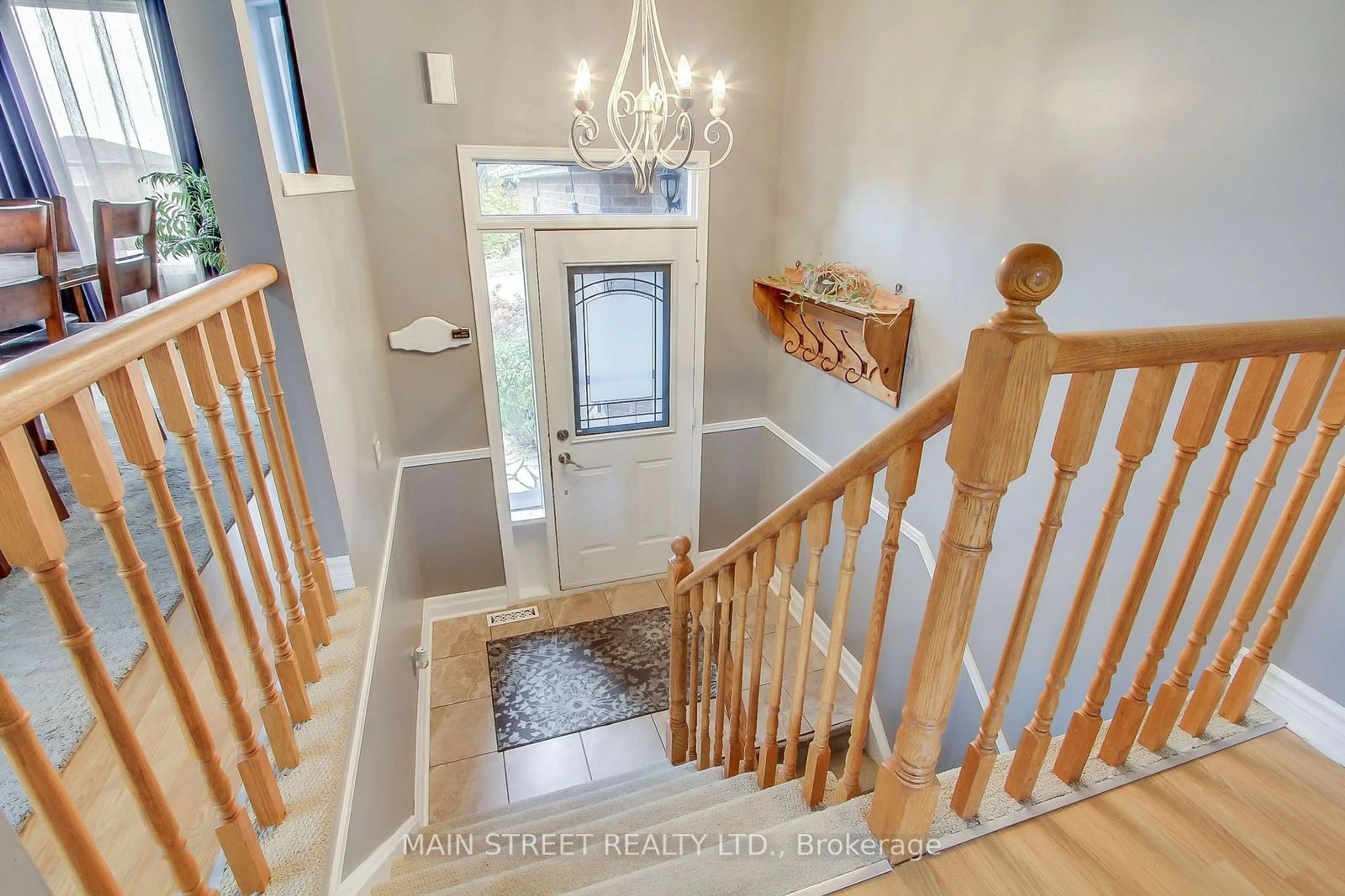 Indoor entryway, wood floors for 63 Annamaria Dr, Georgina Ontario L4P 3R8