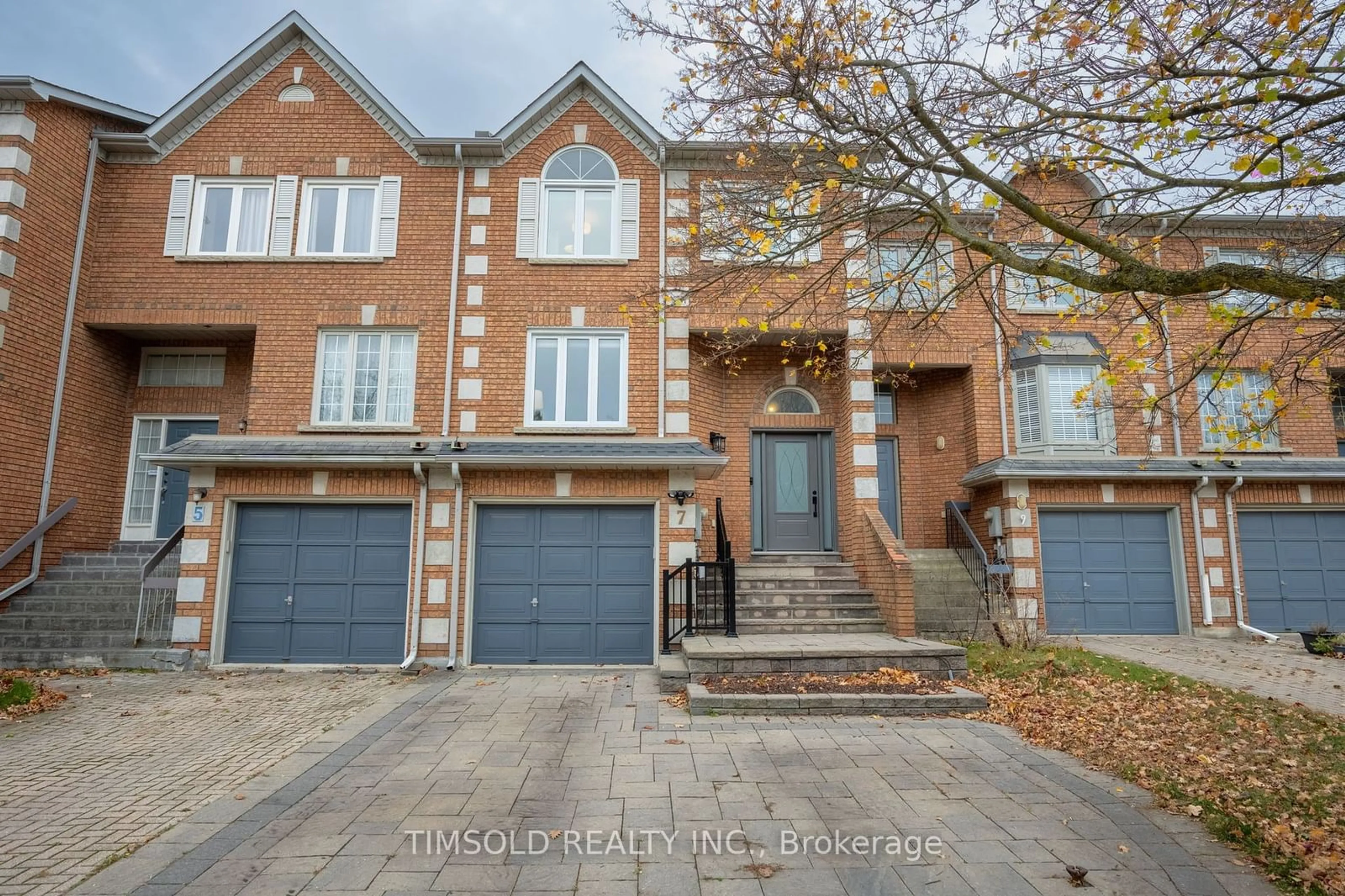 A pic from exterior of the house or condo, the street view for 7 Royal Manor Cres, Richmond Hill Ontario L4B 3N5