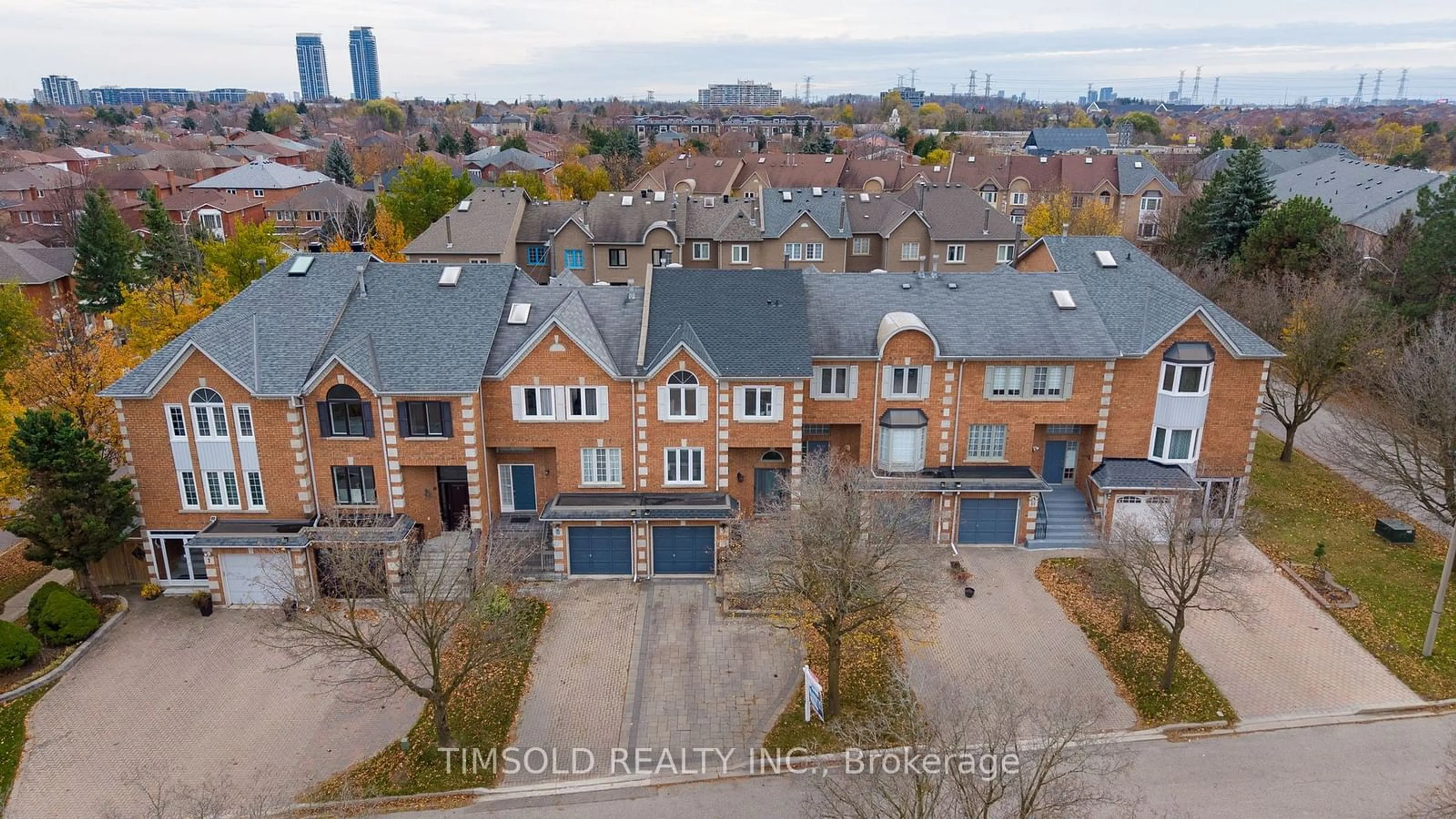 A pic from exterior of the house or condo, the street view for 7 Royal Manor Cres, Richmond Hill Ontario L4B 3N5