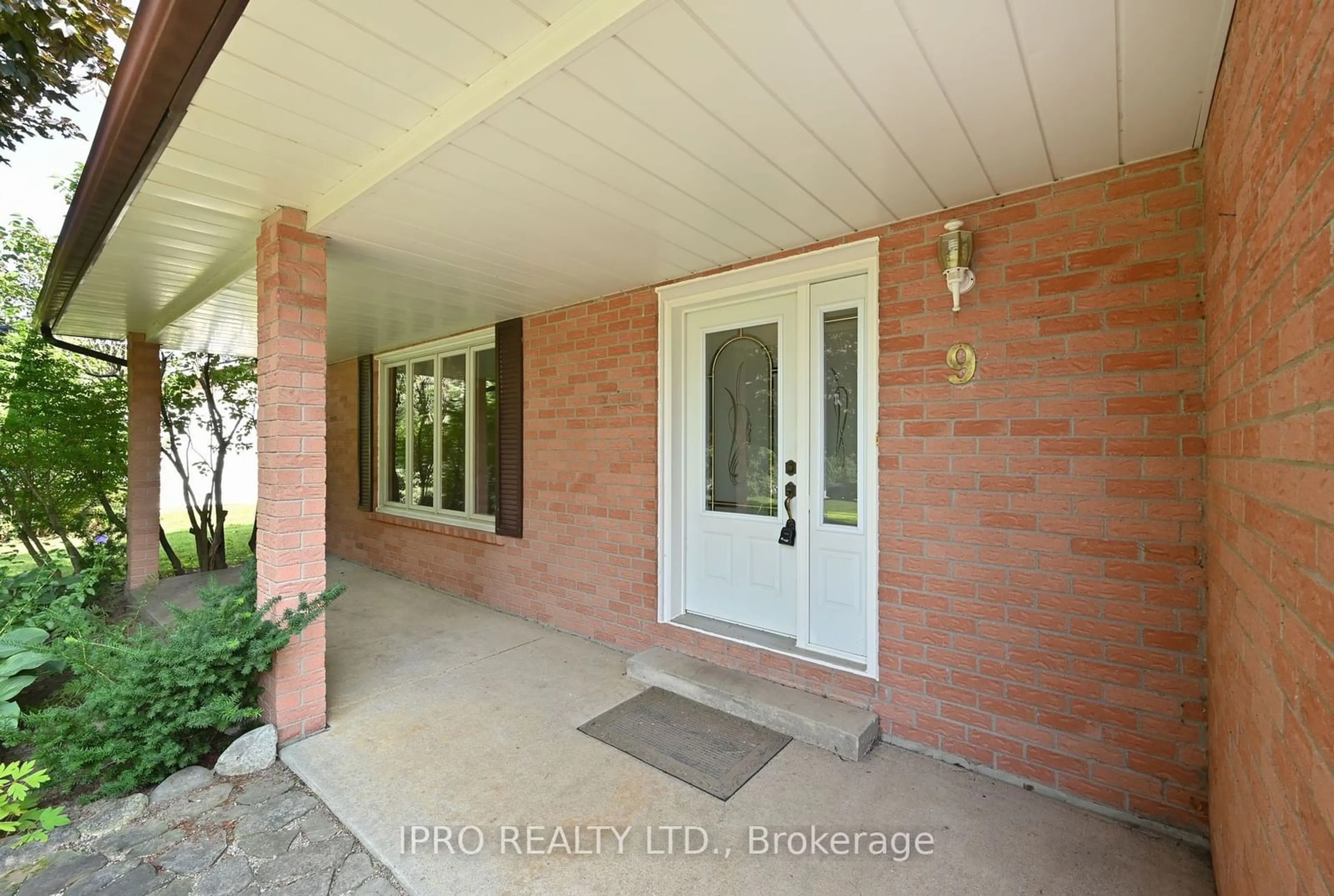 Indoor entryway for 9 Baxter Ave, Adjala-Tosorontio Ontario L9W 2Z2