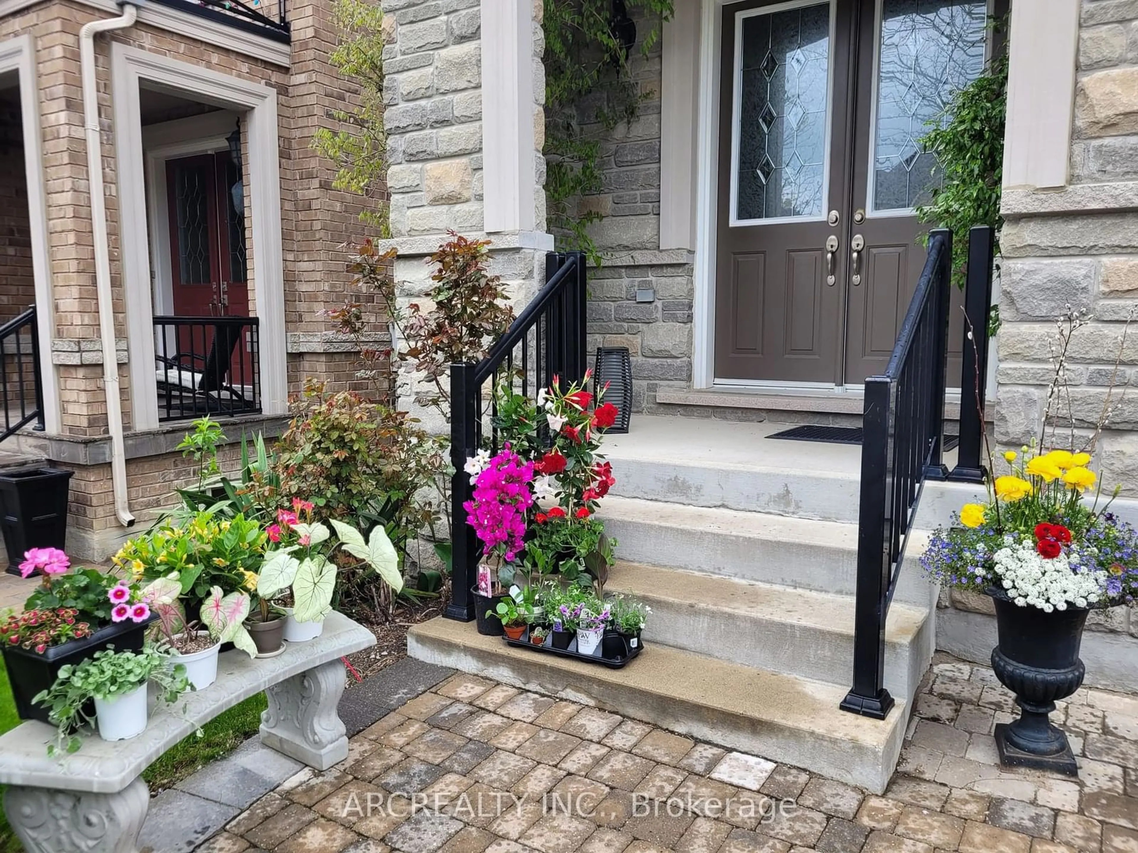 Indoor entryway, wood floors for 96 Isernia Cres, Vaughan Ontario L4H 0W7