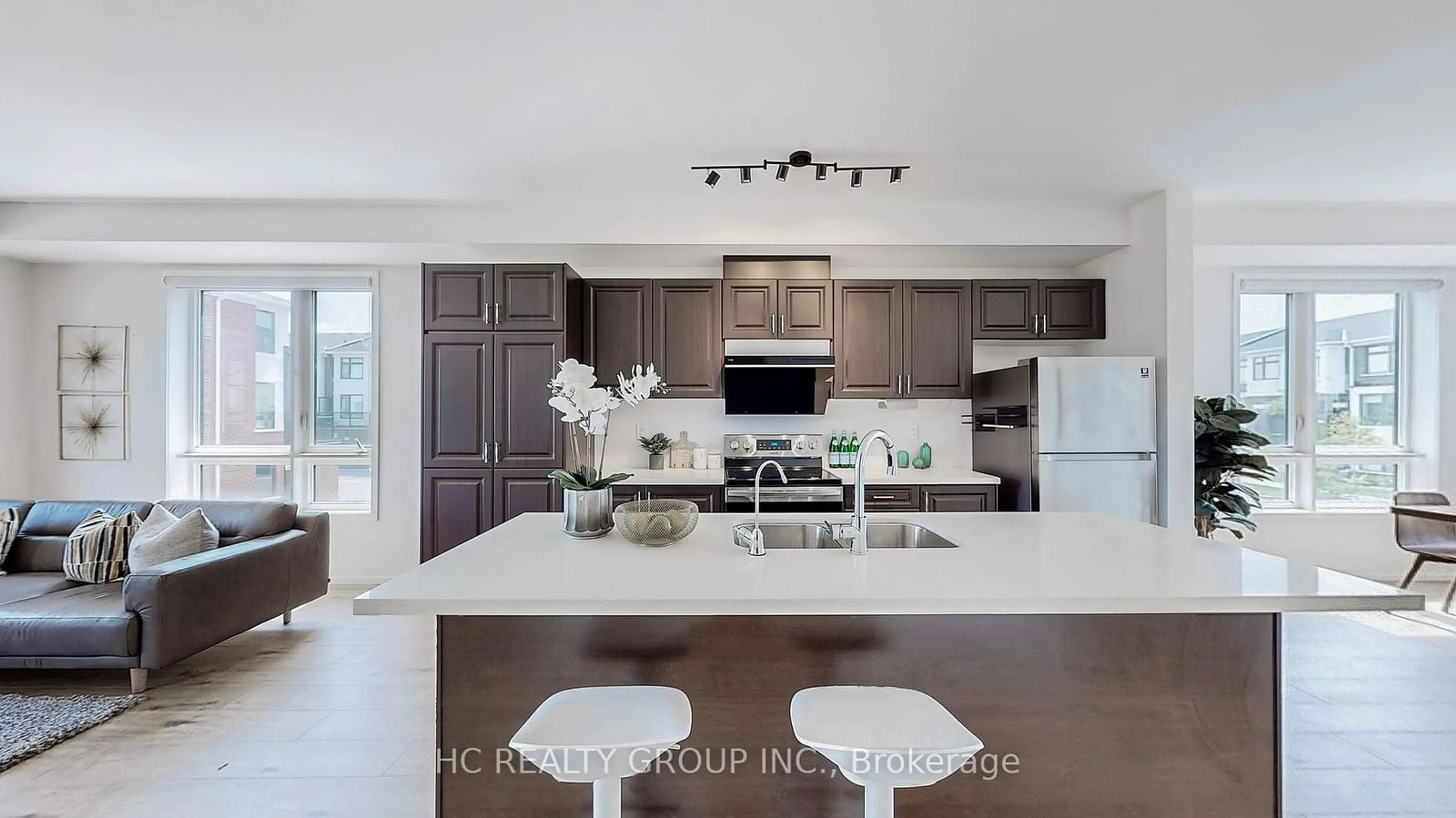 Open concept kitchen for 10 Emily Charron Lane, Richmond Hill Ontario L4C 5S7