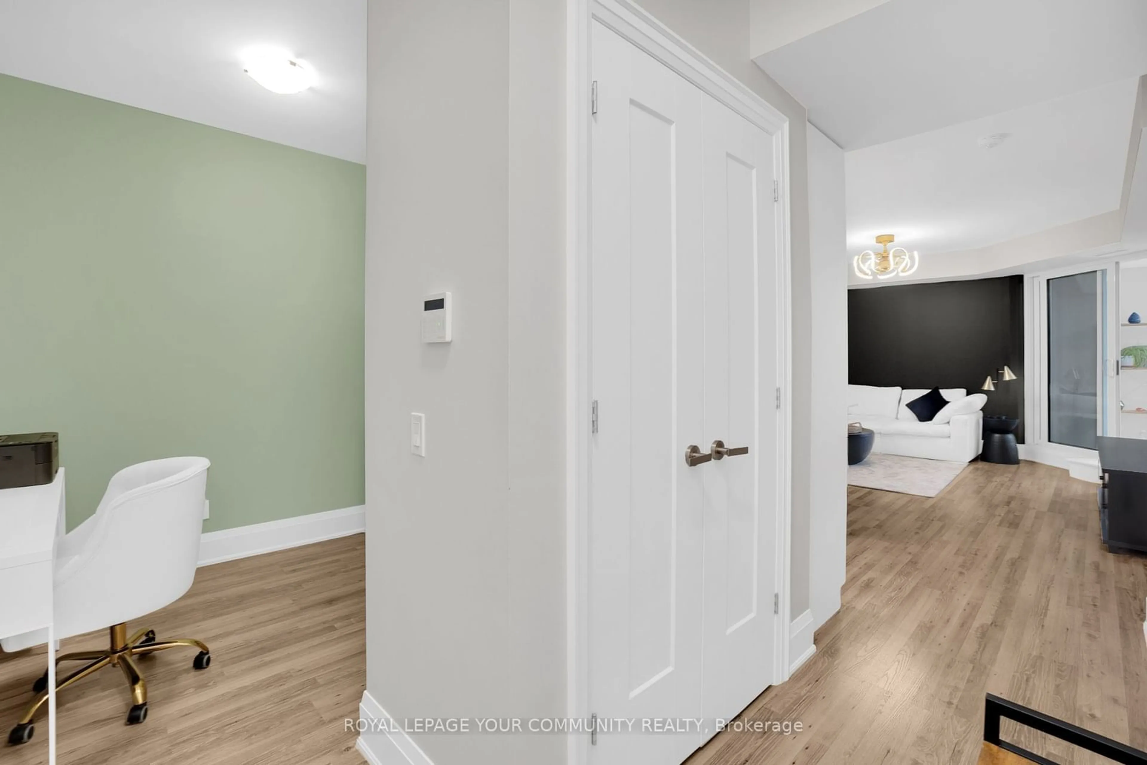 Indoor entryway, wood floors for 9085 Jane St #523, Vaughan Ontario L4K 0L8