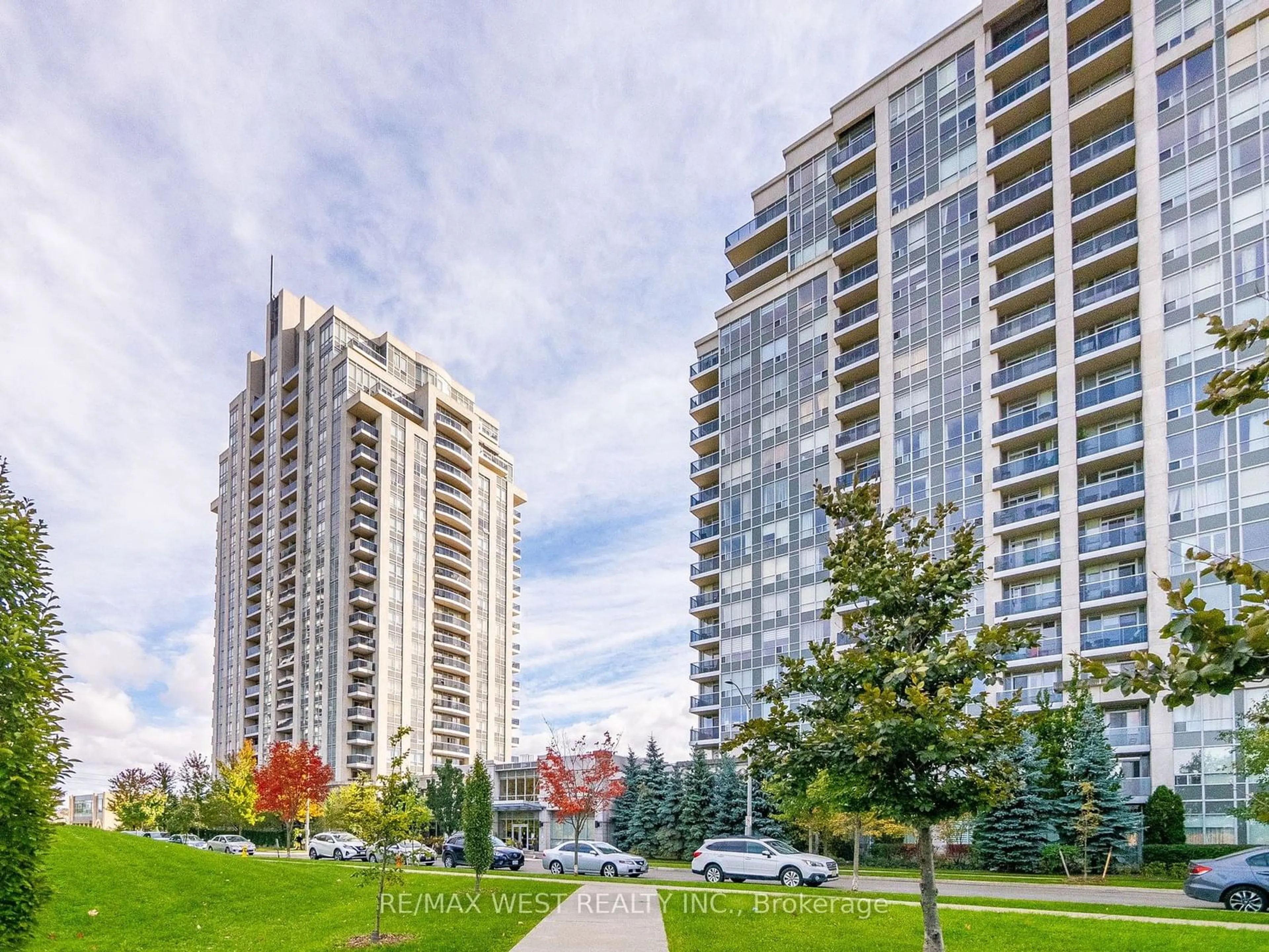 A pic from exterior of the house or condo, the view of city buildings for 7 North Park Rd #309, Vaughan Ontario L4J 0C9