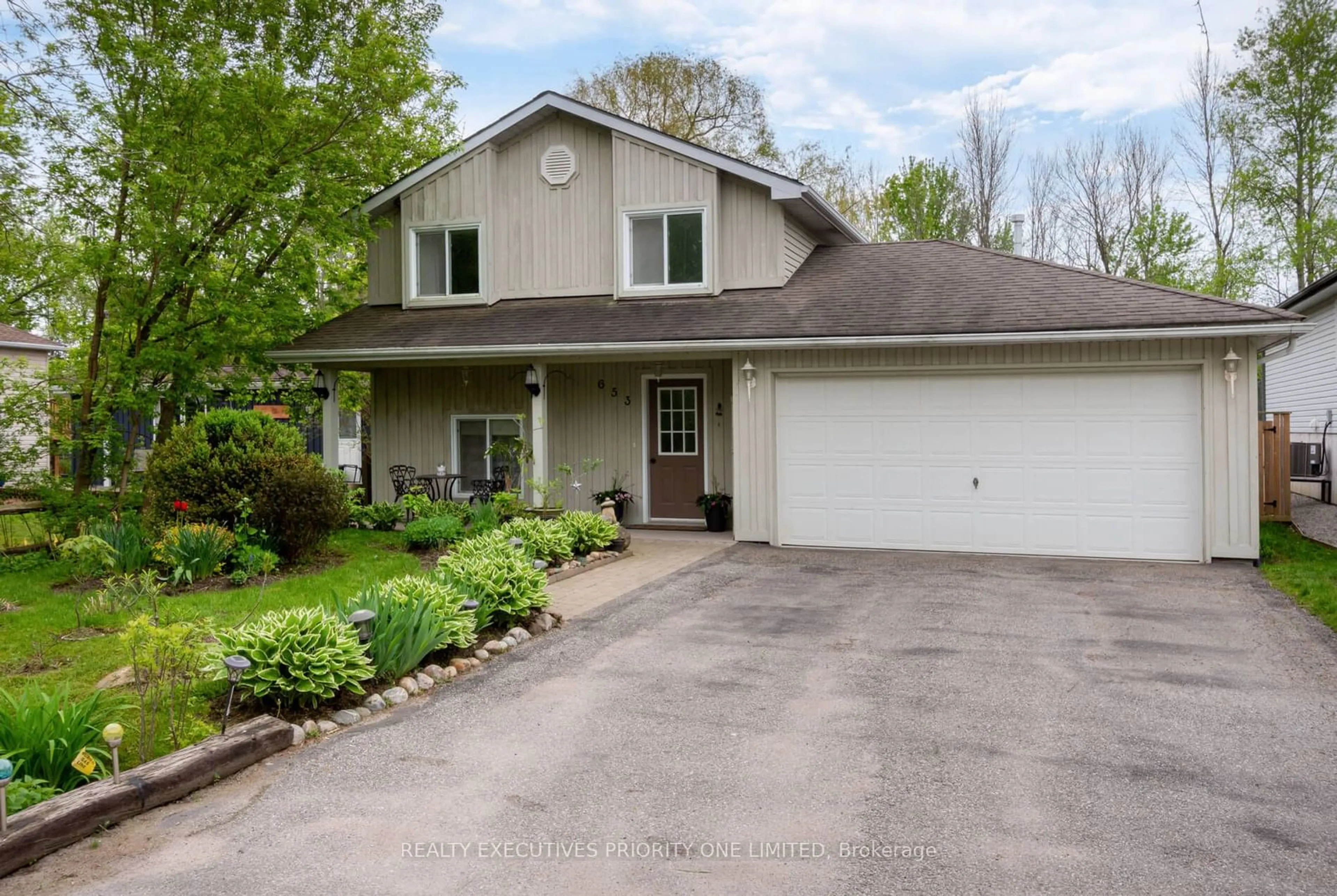 Frontside or backside of a home, cottage for 653 Chestnut St, Innisfil Ontario L9S 2H7