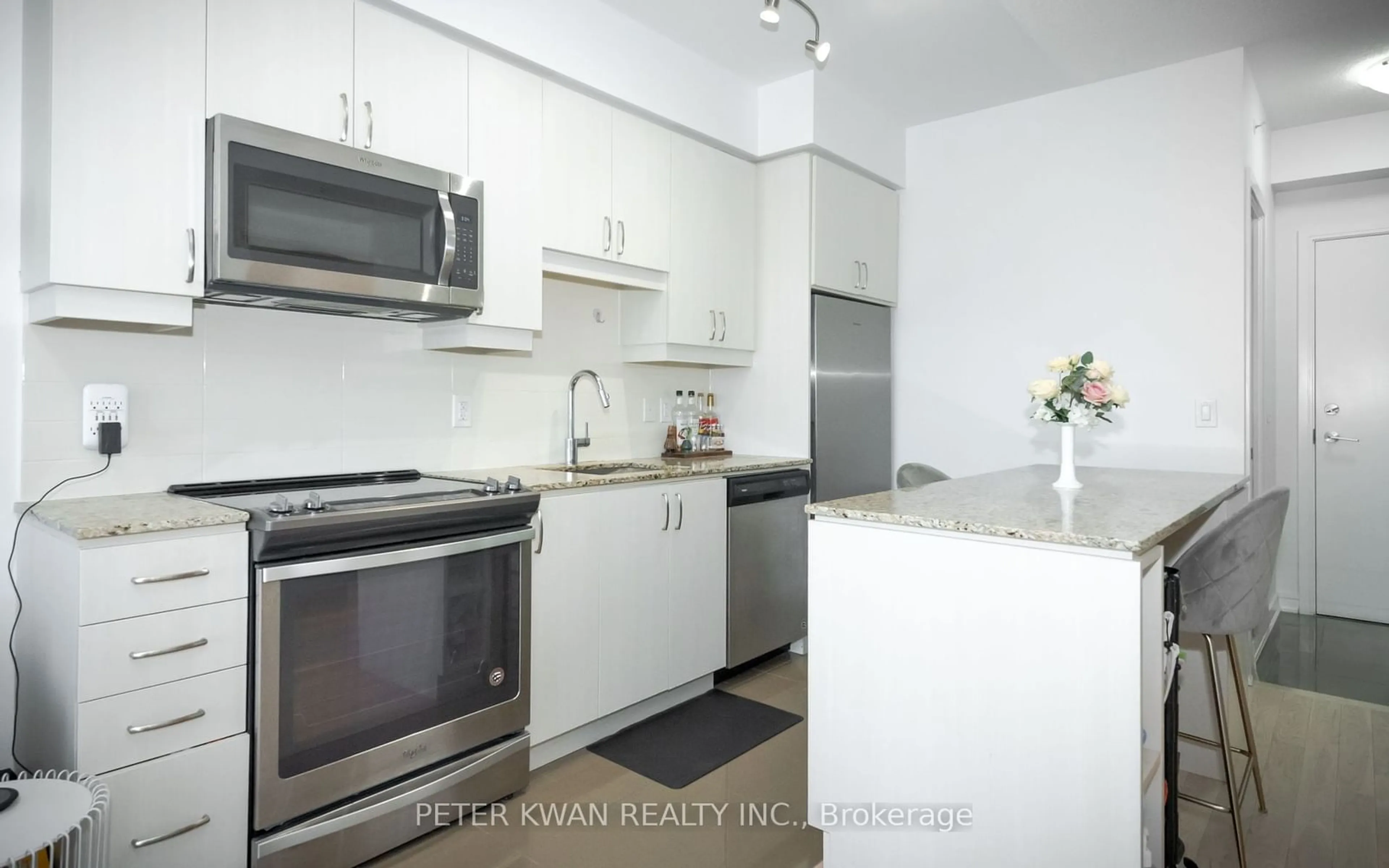 Standard kitchen, mountain for 9205 Yonge St #618NE, Richmond Hill Ontario L4C 1V5