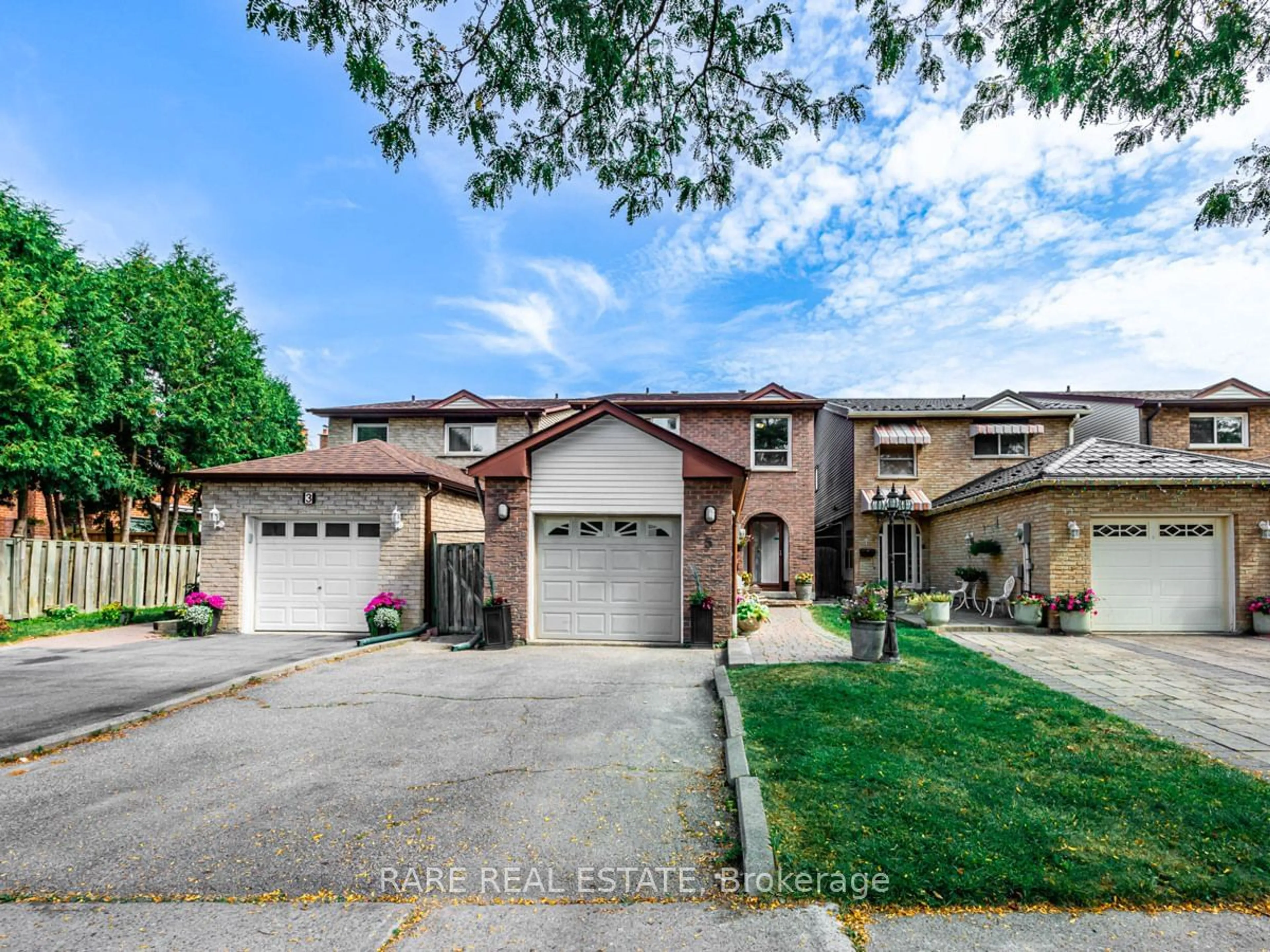 A pic from exterior of the house or condo, the street view for 5 Mabley Cres, Vaughan Ontario L4J 2Z7