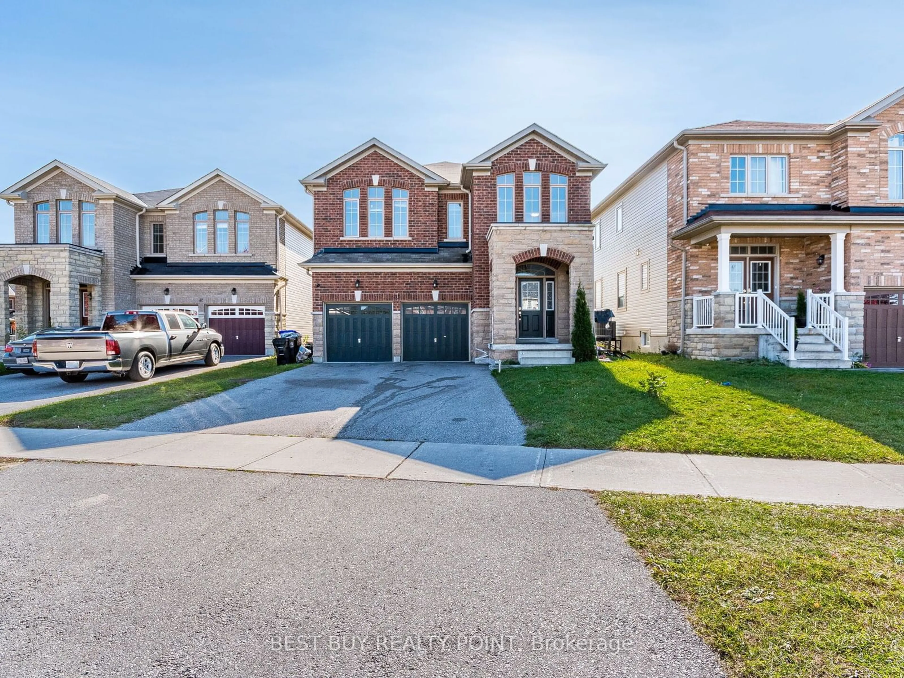 Frontside or backside of a home, the street view for 33 Gold Park Gate, Essa Ontario L0M 1B4