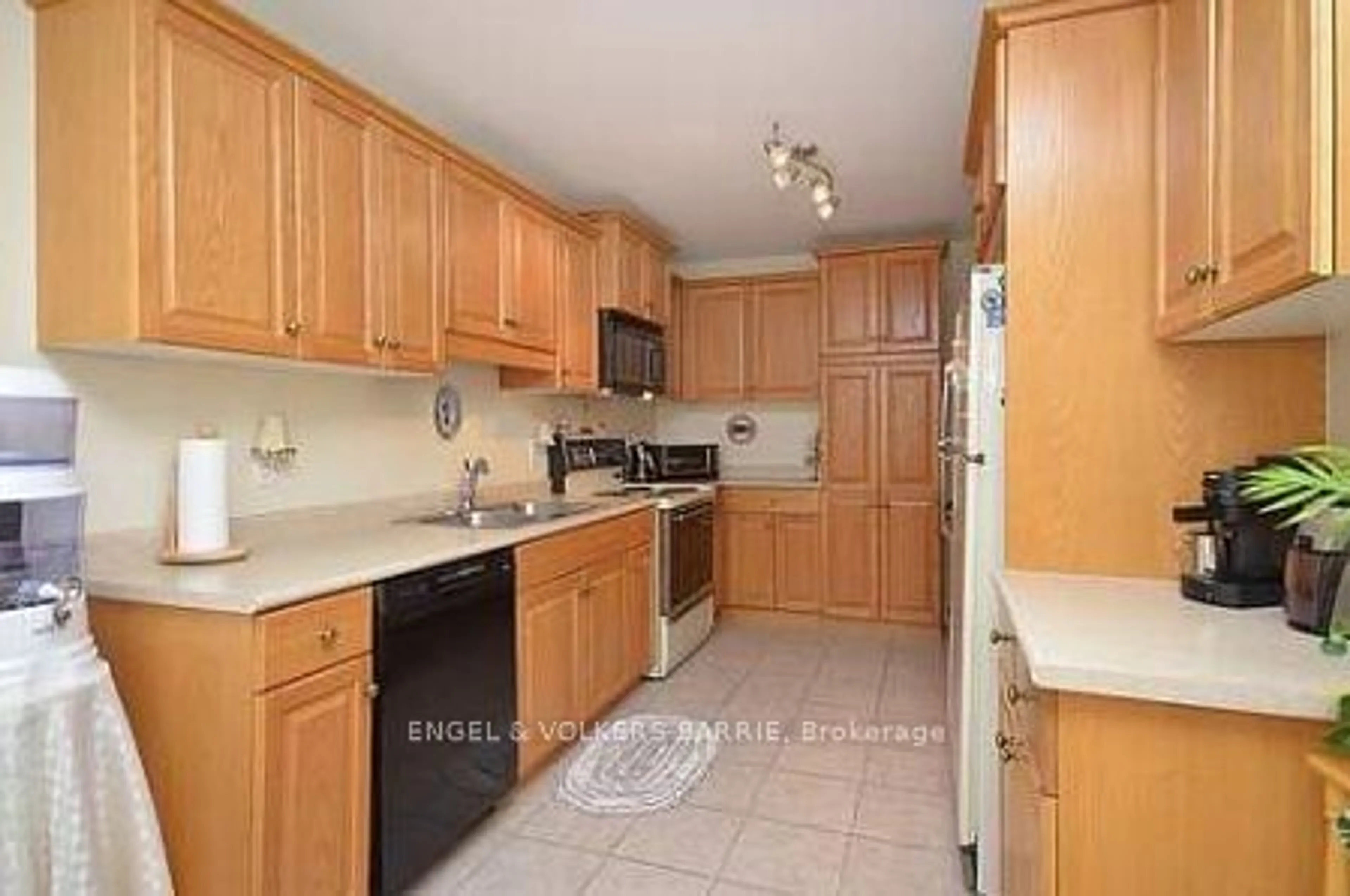 Standard kitchen, wood floors, cottage for 150 Bella Vista Tr #28, New Tecumseth Ontario L9R 2G8