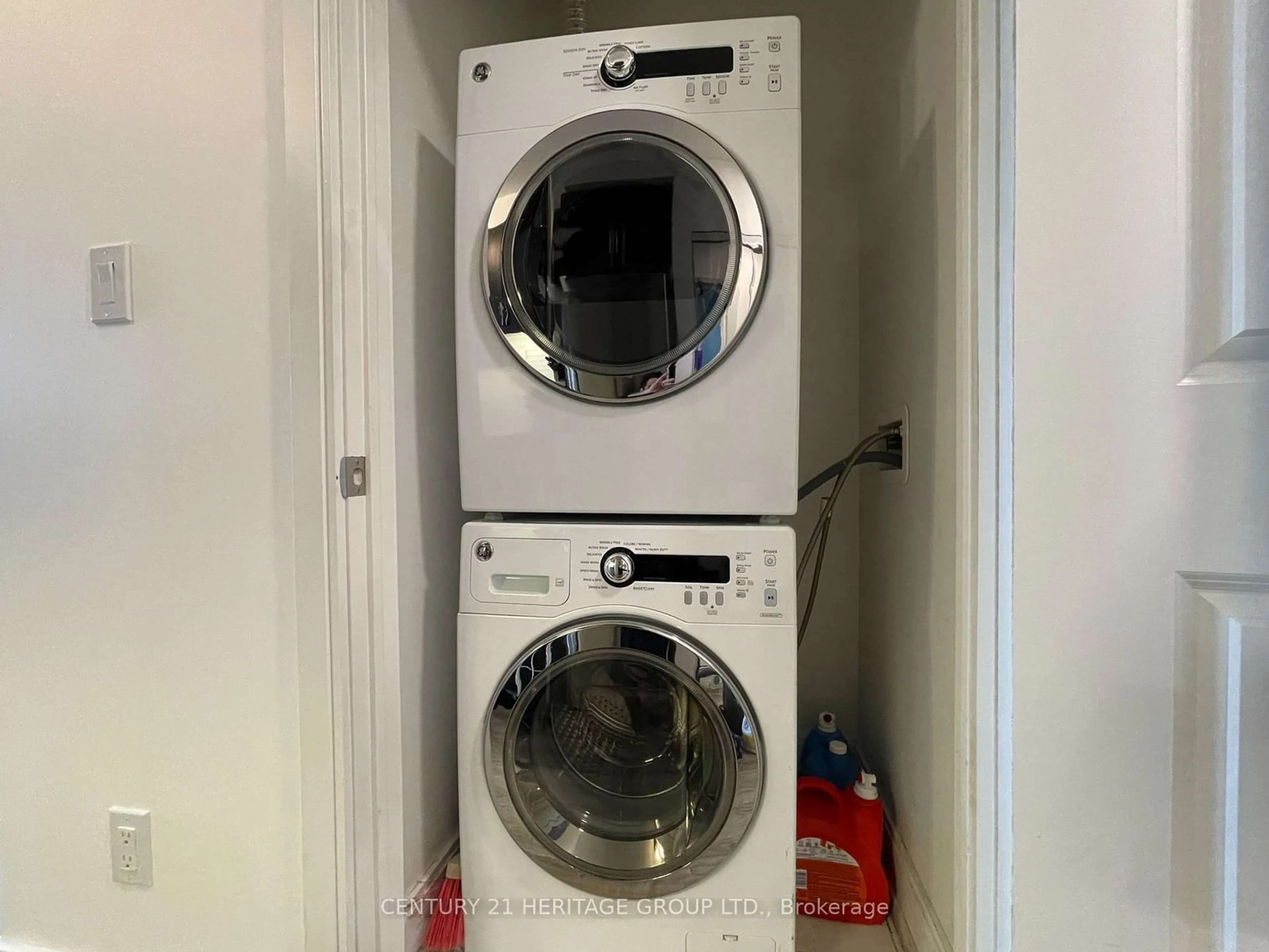 Washer and dryer for 9600 Yonge St #516, Richmond Hill Ontario L4C 0X3