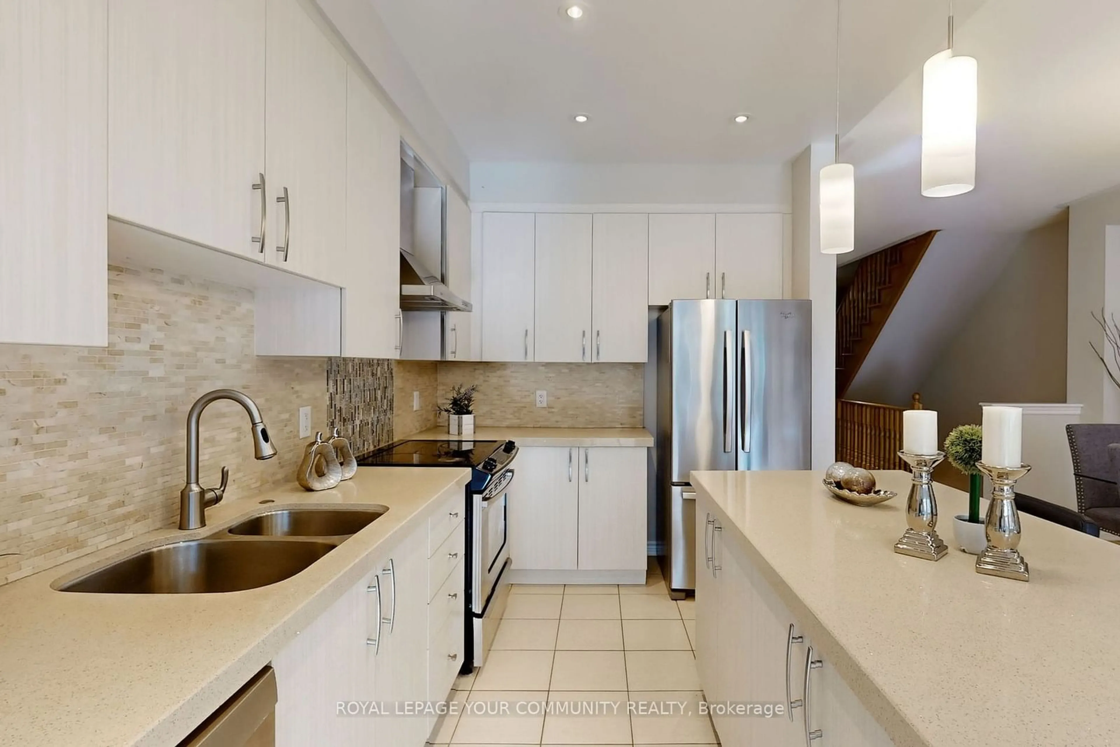 Open concept kitchen for 8777 Dufferin St #5, Vaughan Ontario L4J 8W3