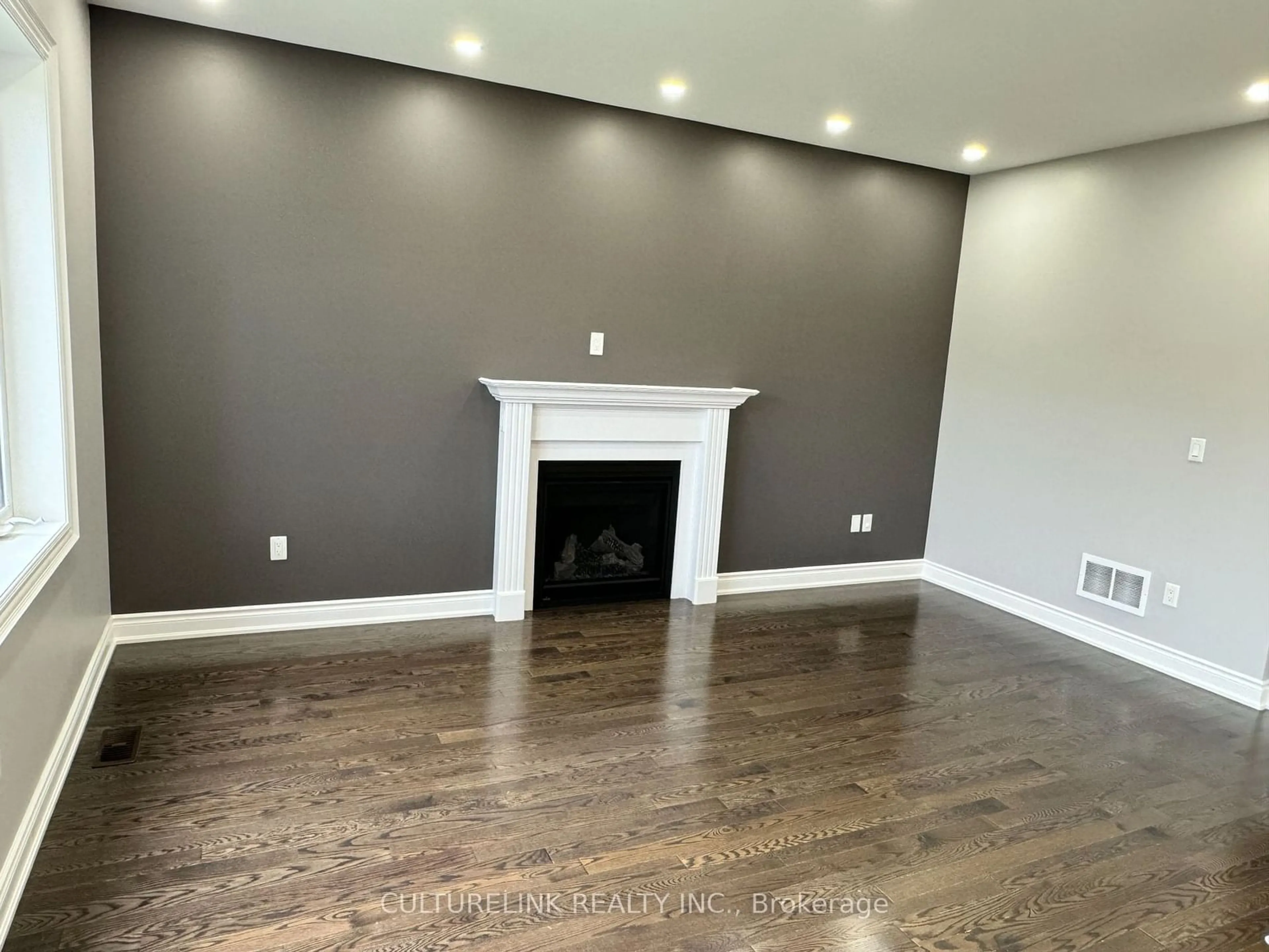 A pic of a room, wood floors for 30 Festival Crt, East Gwillimbury Ontario L0G 1V0