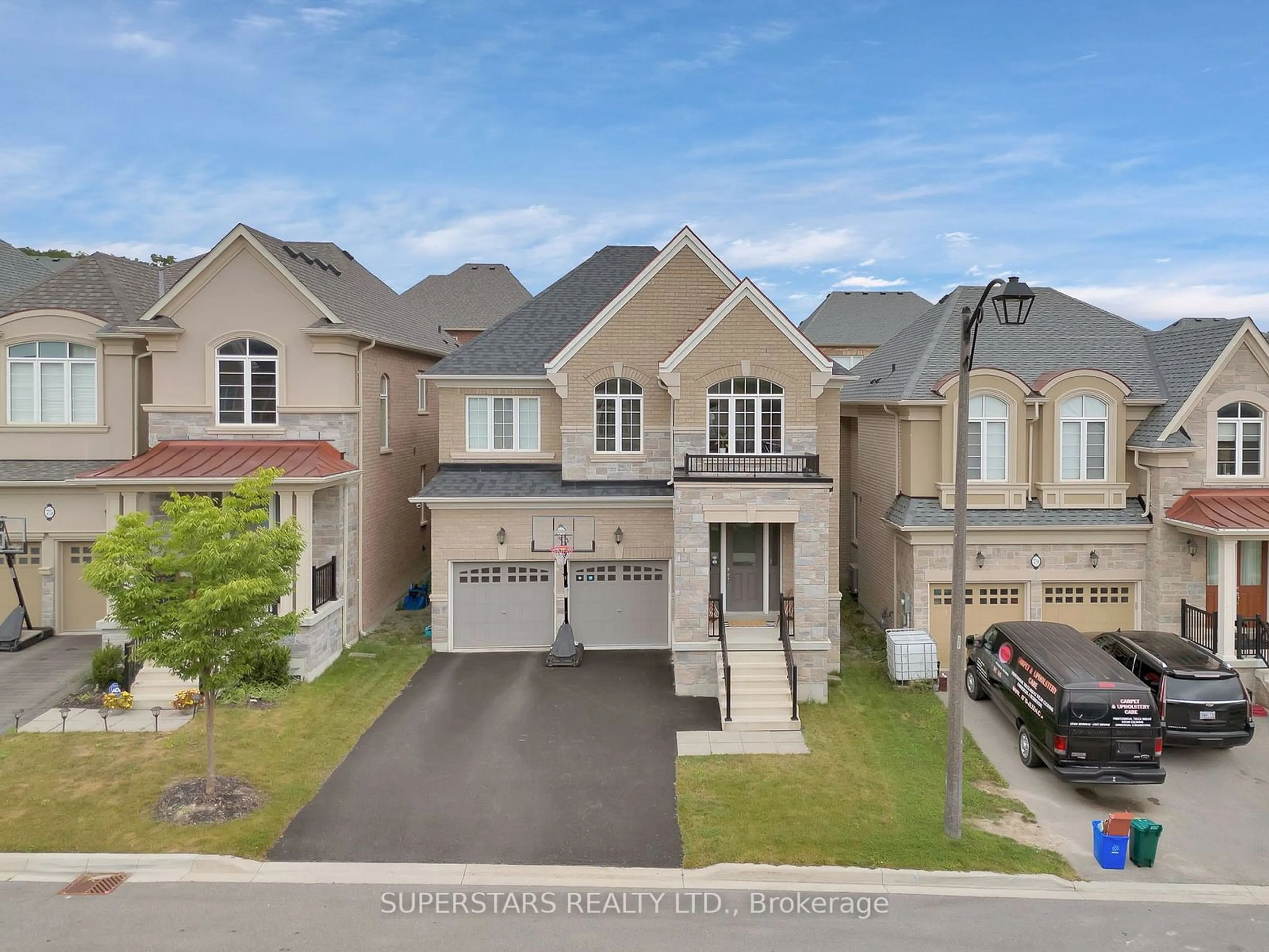 Frontside or backside of a home, the street view for 77 Forest Edge Cres, East Gwillimbury Ontario L9N 0S6