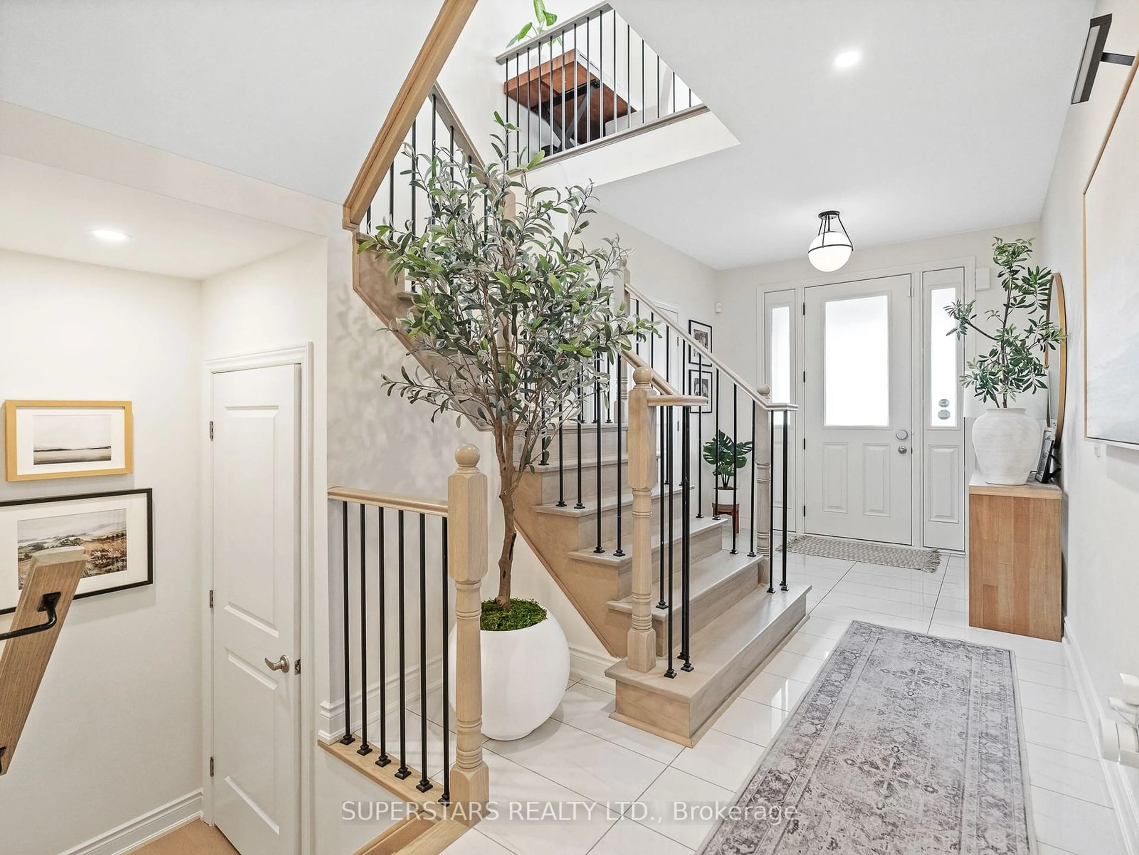 Indoor entryway, wood floors for 77 Forest Edge Cres, East Gwillimbury Ontario L9N 0S6