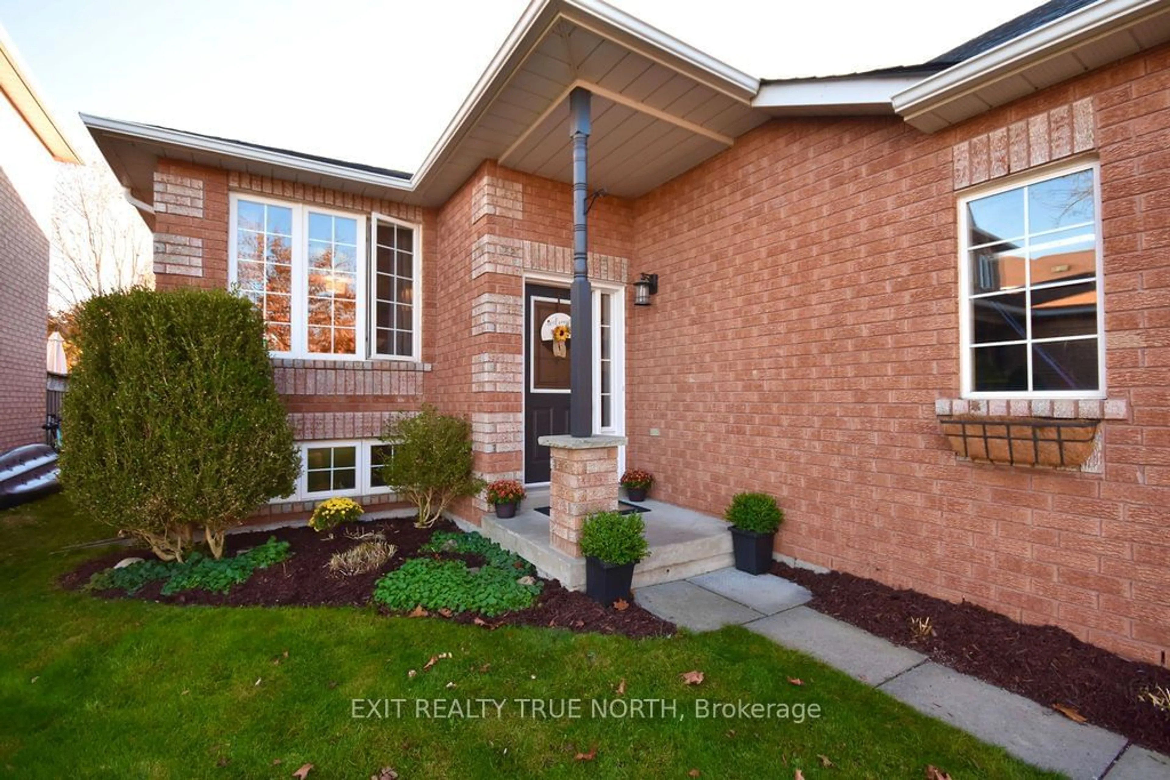 Home with brick exterior material for 1321 Vincent Cres, Innisfil Ontario L9S 1Z8