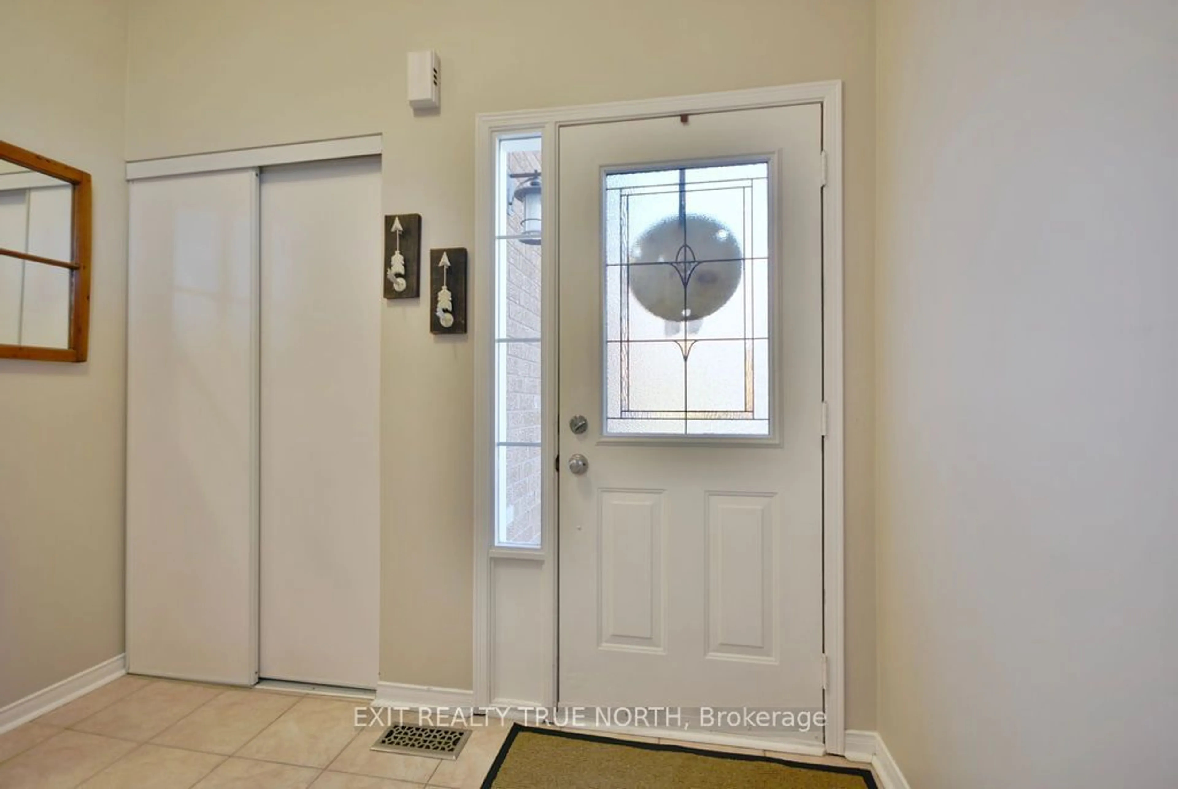 Indoor entryway, wood floors for 1321 Vincent Cres, Innisfil Ontario L9S 1Z8