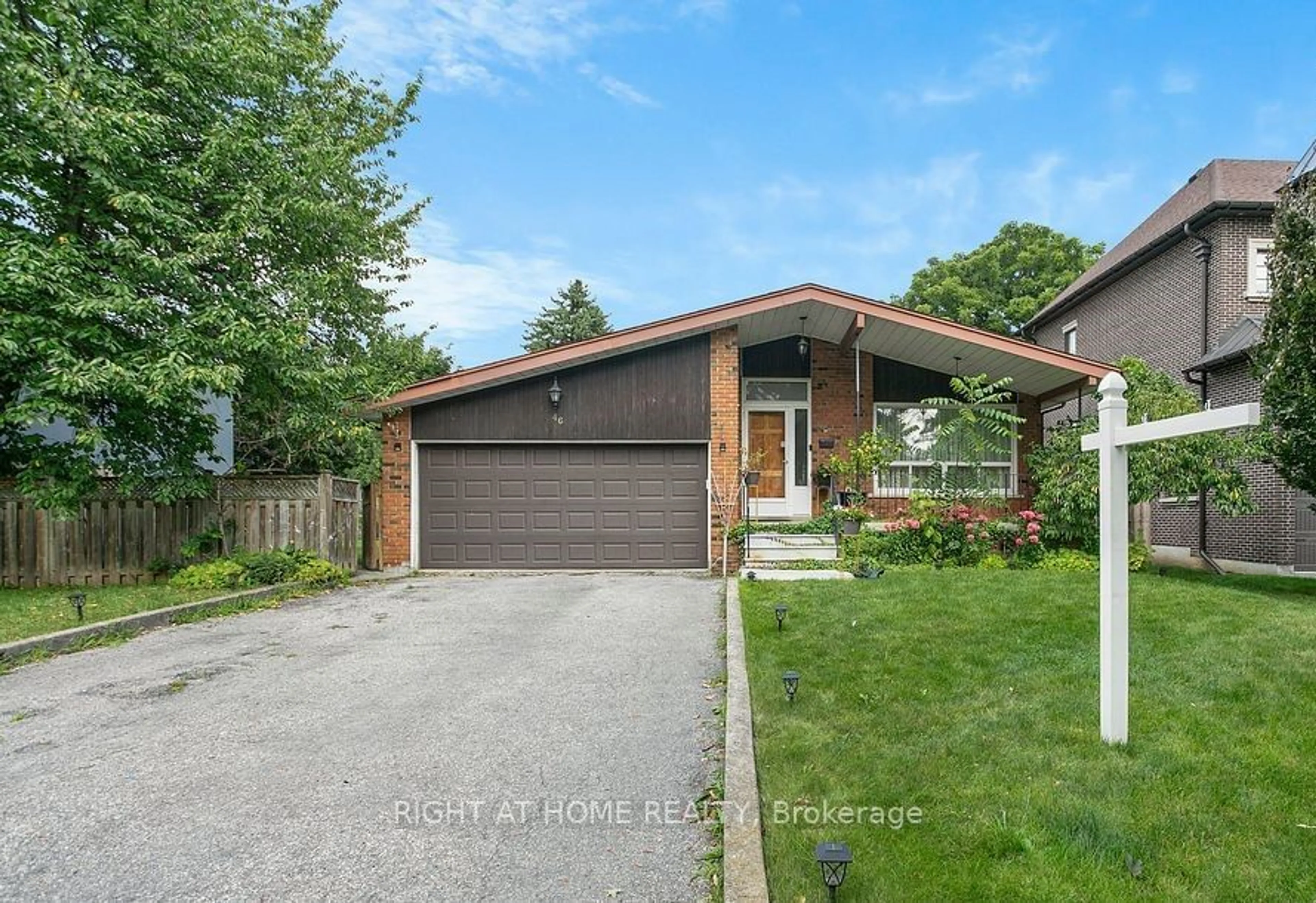 Frontside or backside of a home, the street view for 46 Sunnywood Cres, Richmond Hill Ontario L4C 6W3