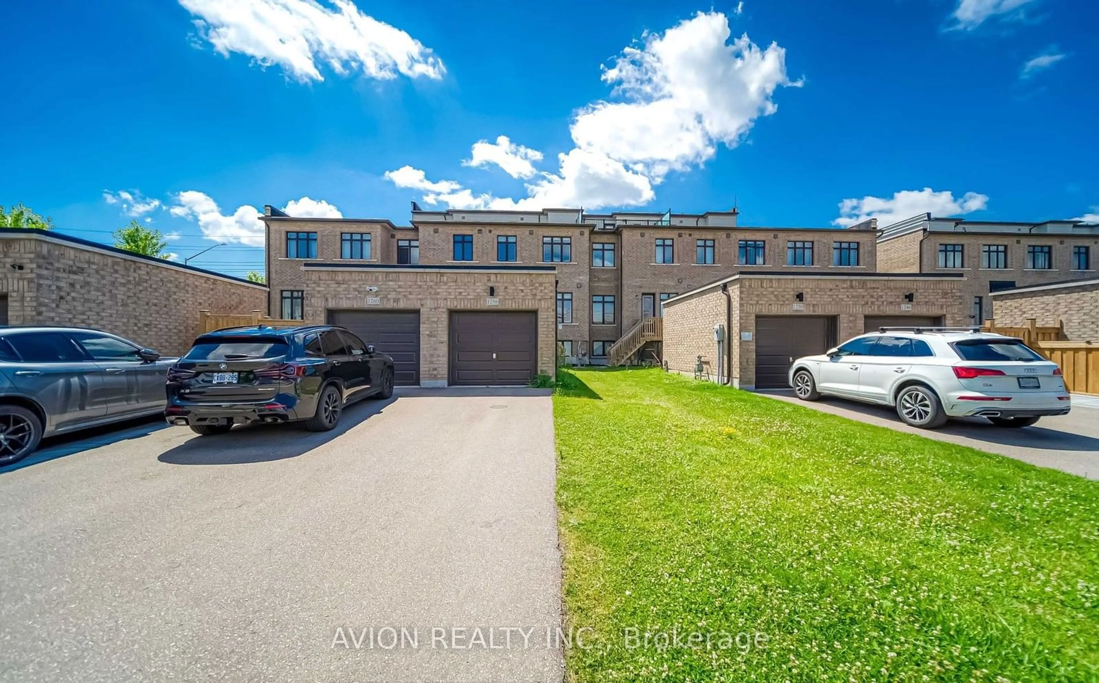 A pic from exterior of the house or condo, the street view for 1256 Wellington St, Aurora Ontario L4G 2C9