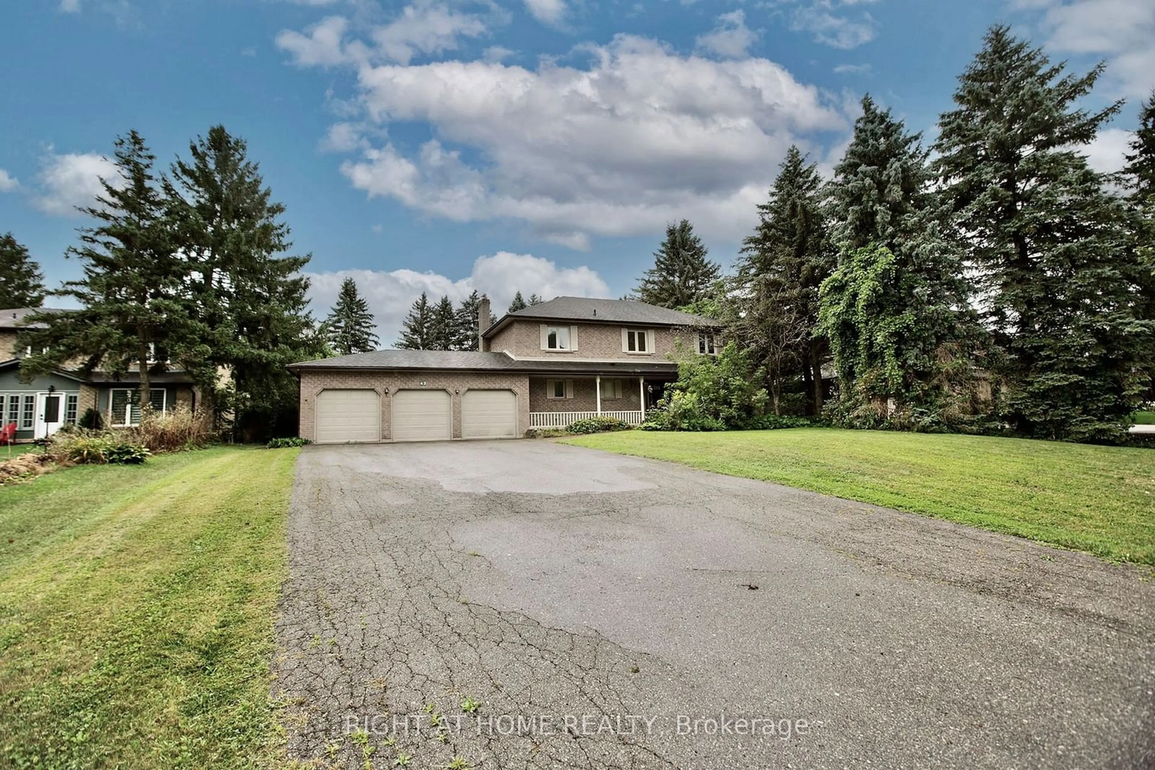 Frontside or backside of a home, the street view for 42 William St, East Gwillimbury Ontario L0G 1V0