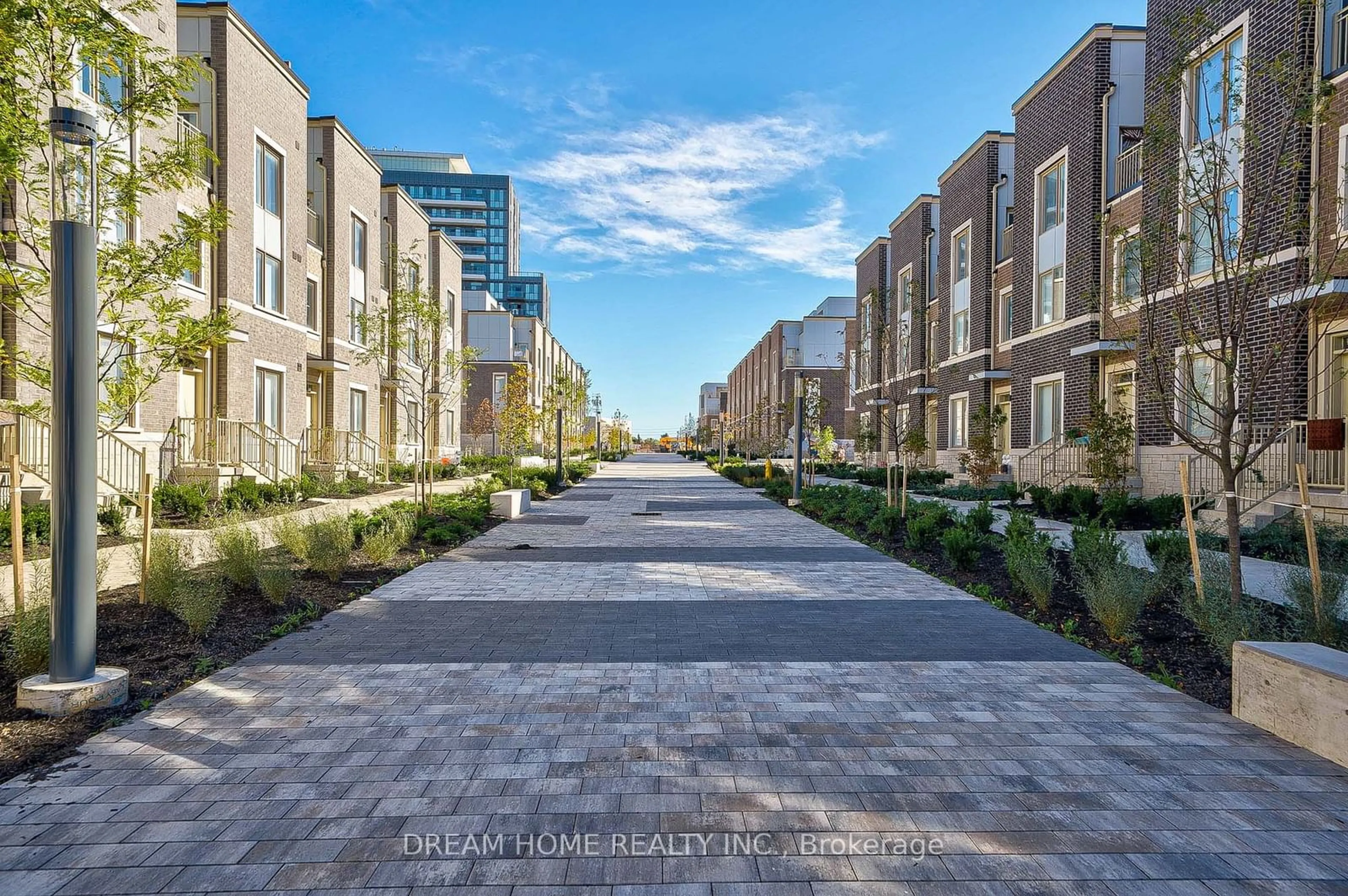 A pic from exterior of the house or condo, the street view for 10 Almond Blossom Mews #TH104, Vaughan Ontario L4K 5Z8