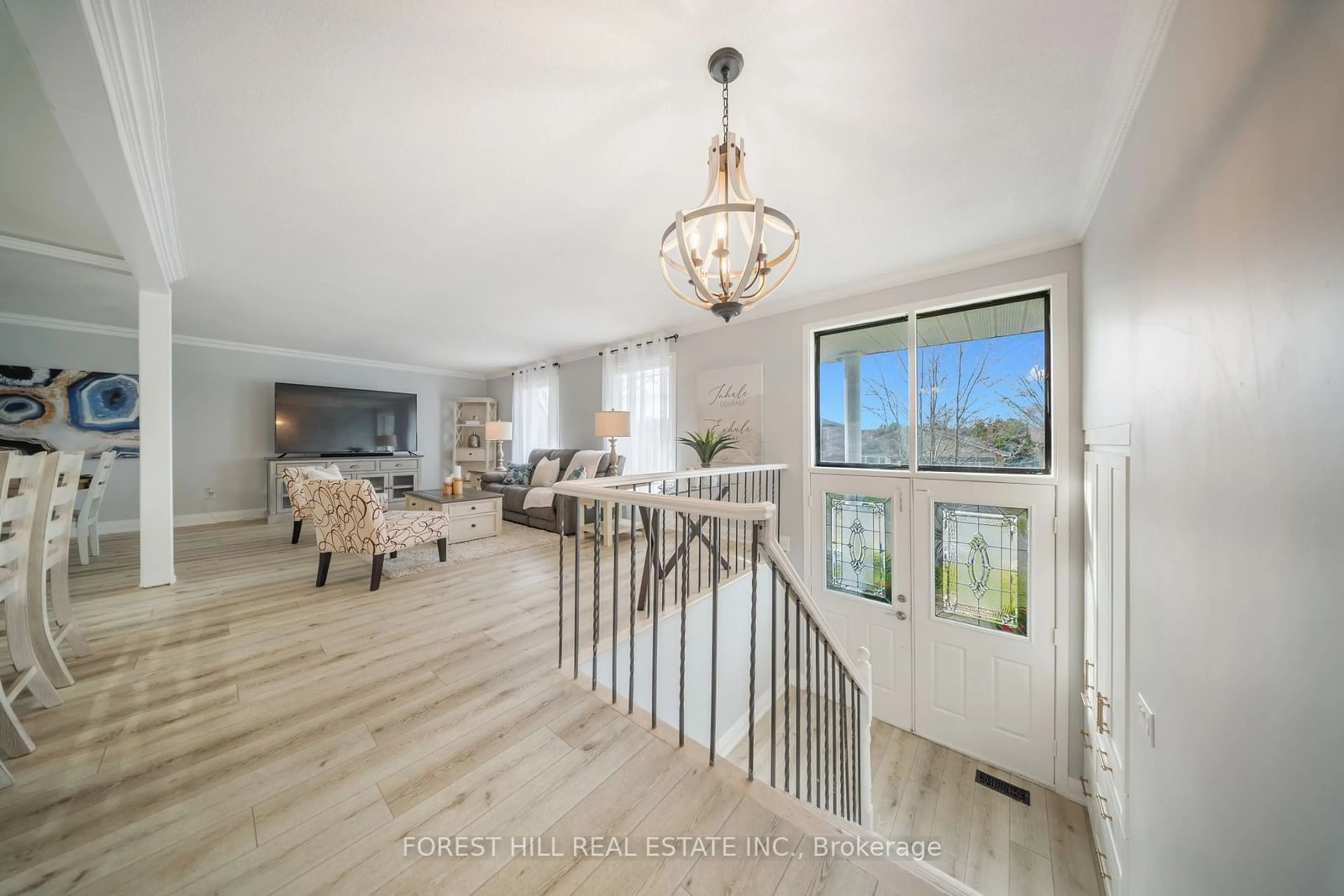 Indoor entryway, wood floors for 119 Eastman Cres, Newmarket Ontario L3Y 5S3