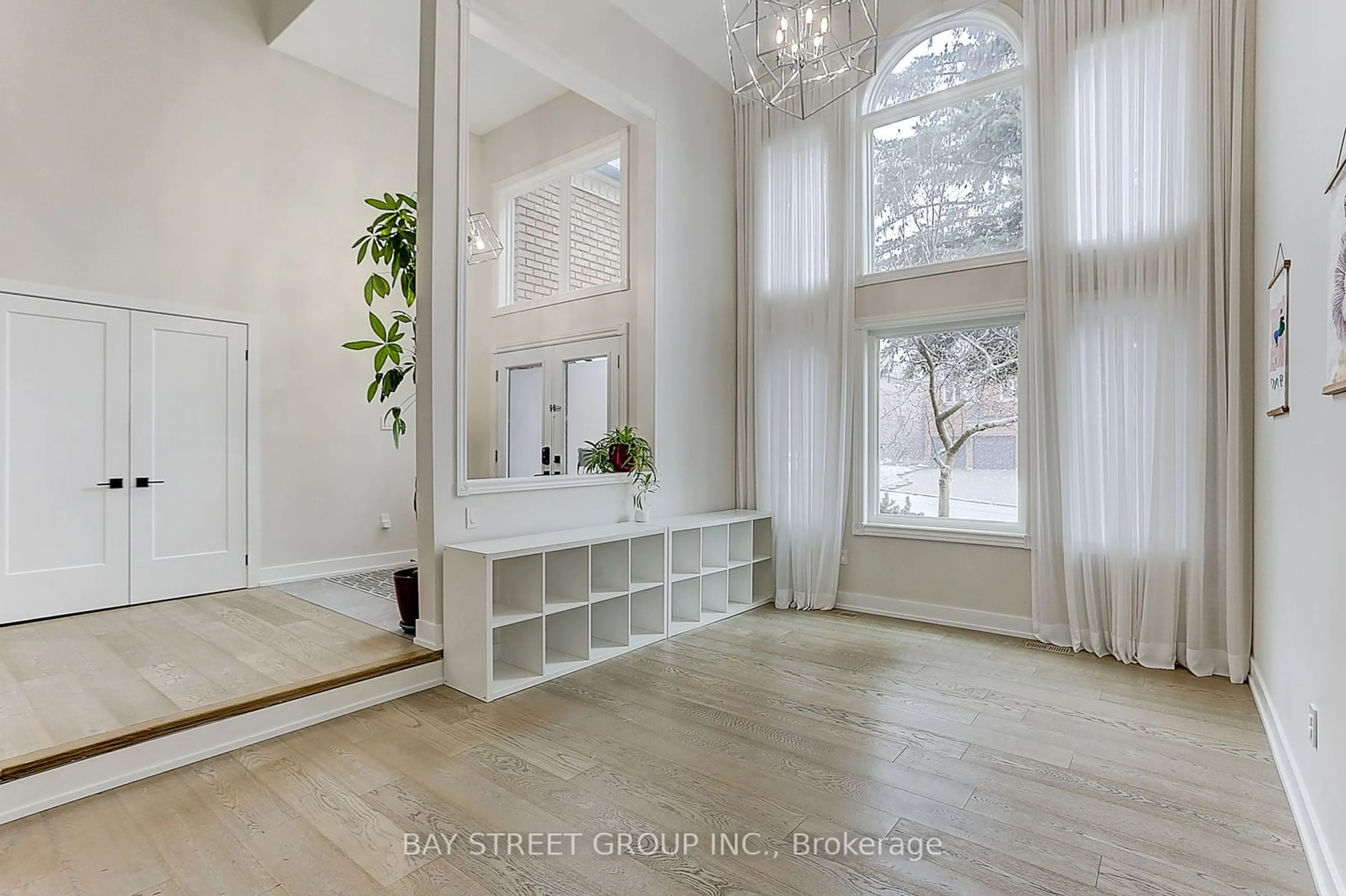 Indoor entryway, wood floors for 955 Portminster Crt, Newmarket Ontario L3X 1L8