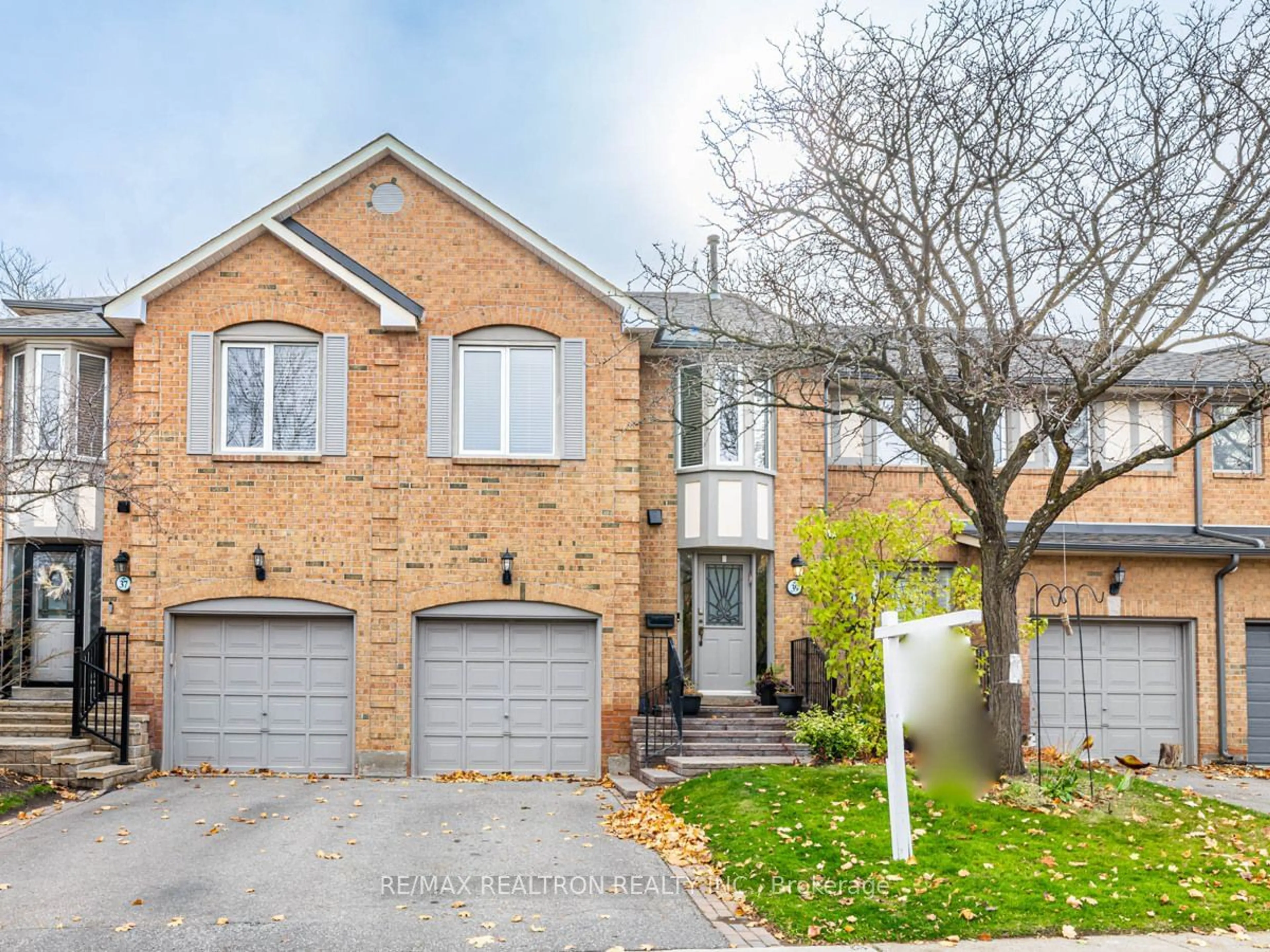 Home with brick exterior material for 39 Glen Cres, Vaughan Ontario L4J 4X4