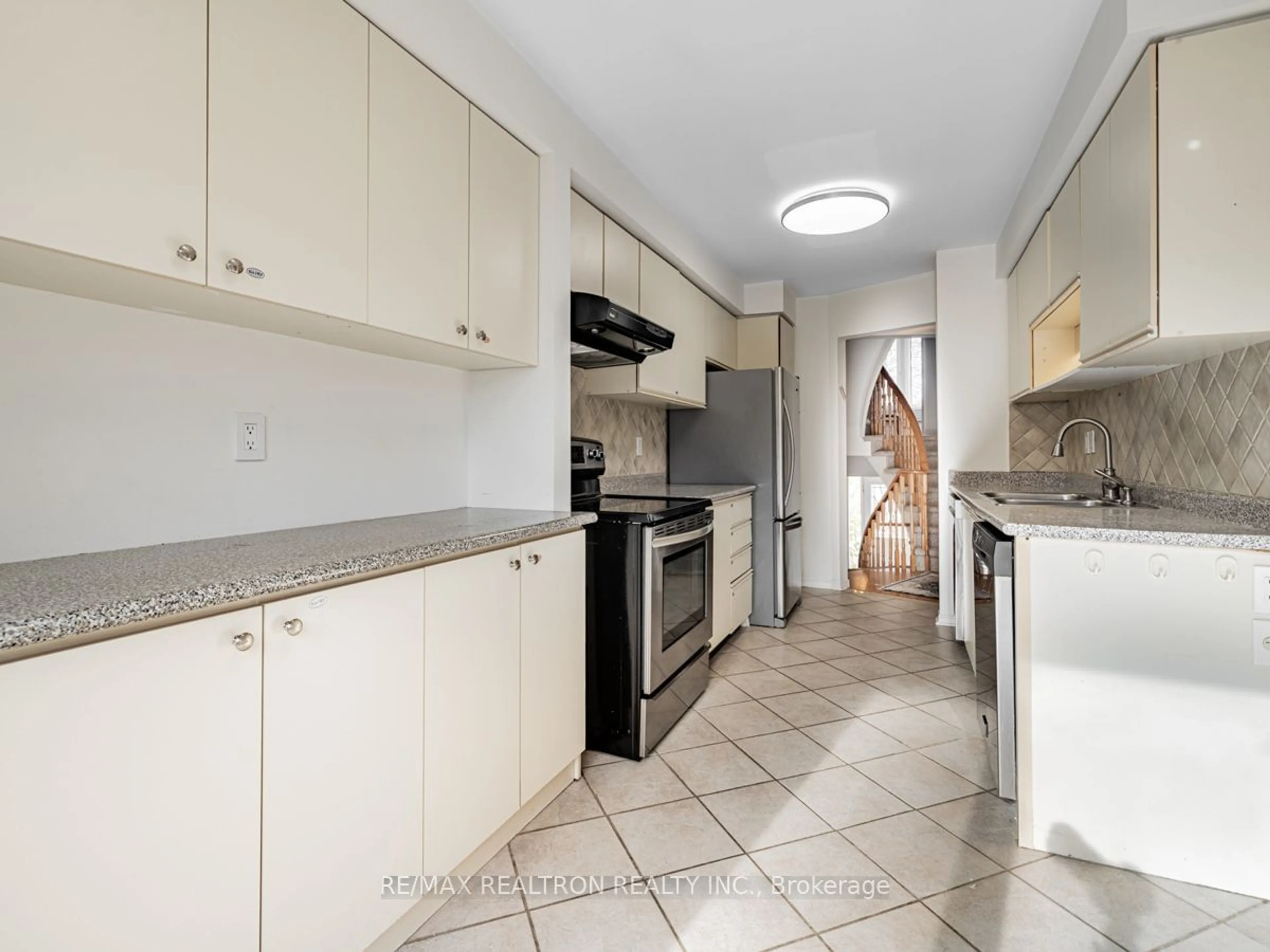 Standard kitchen for 39 Glen Cres, Vaughan Ontario L4J 4X4