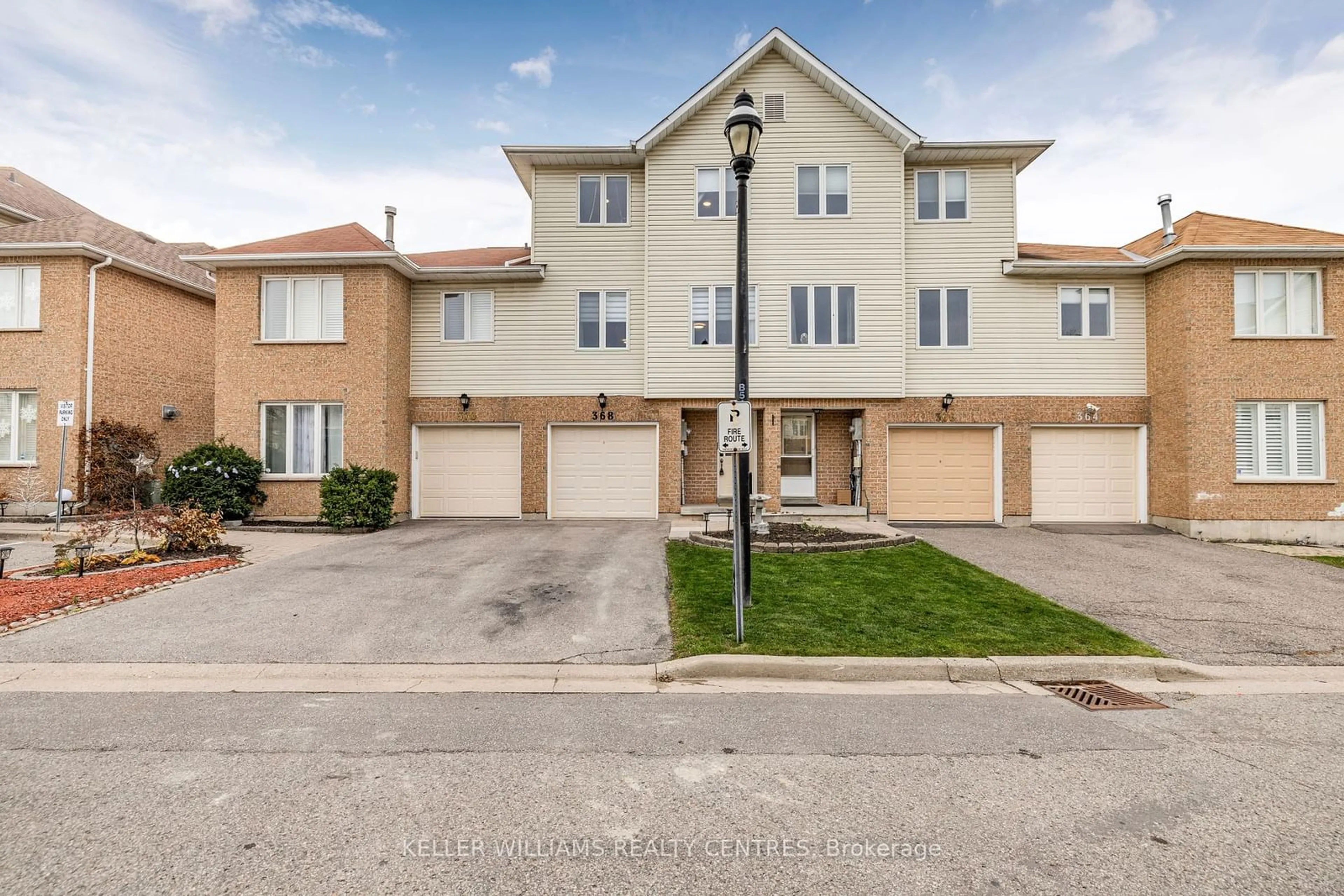 A pic from exterior of the house or condo, the street view for 368 Riddell Crt #22, Newmarket Ontario L3Y 8M8